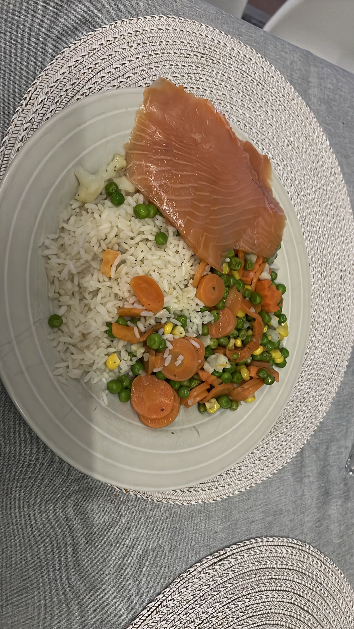 Łosoś z ryżem i warzywami