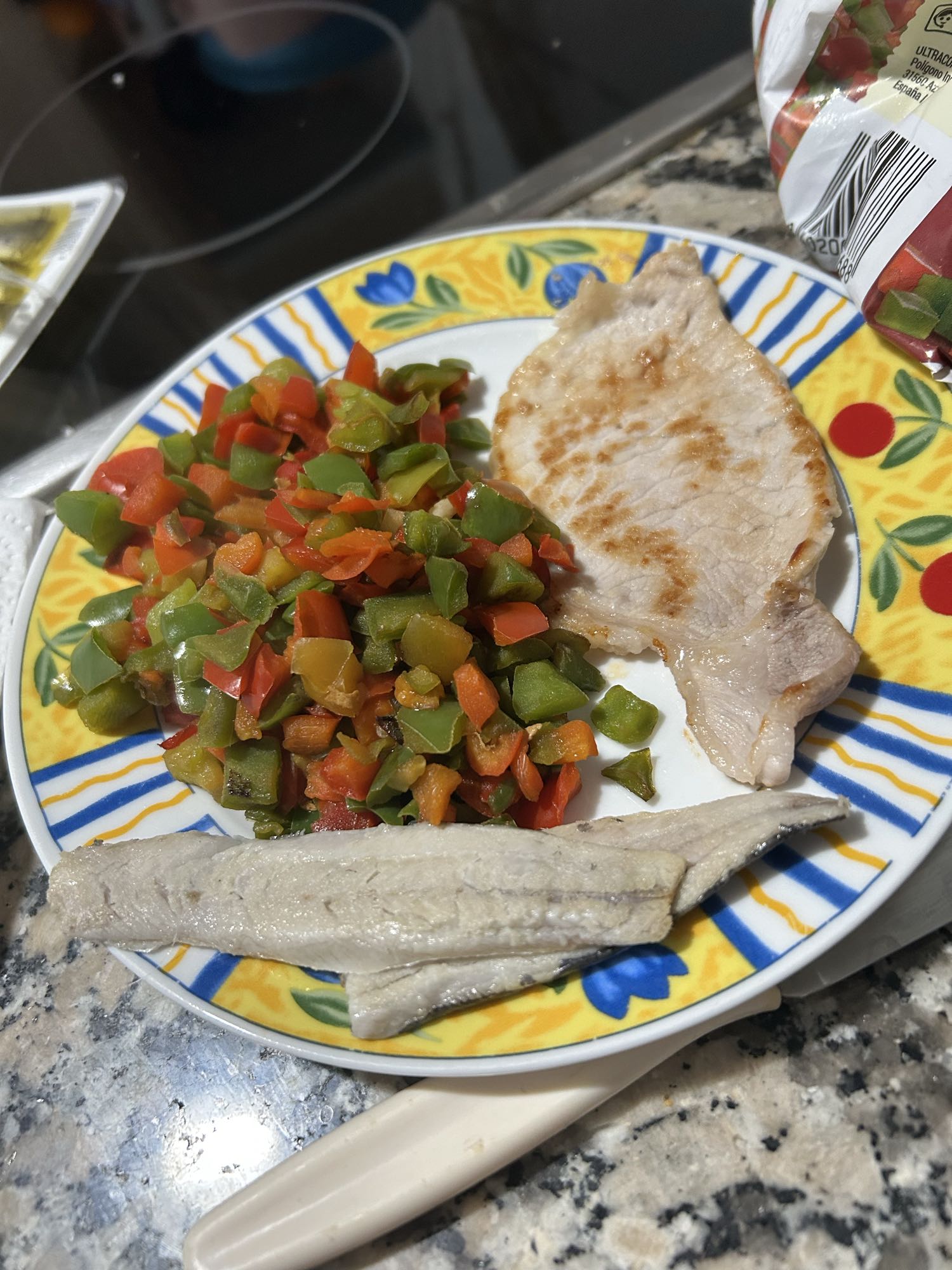 Lomo cerdo, pimientos asados y sardinas