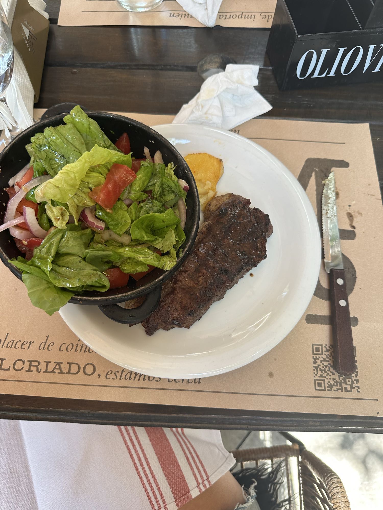 Ensalada y carne asada