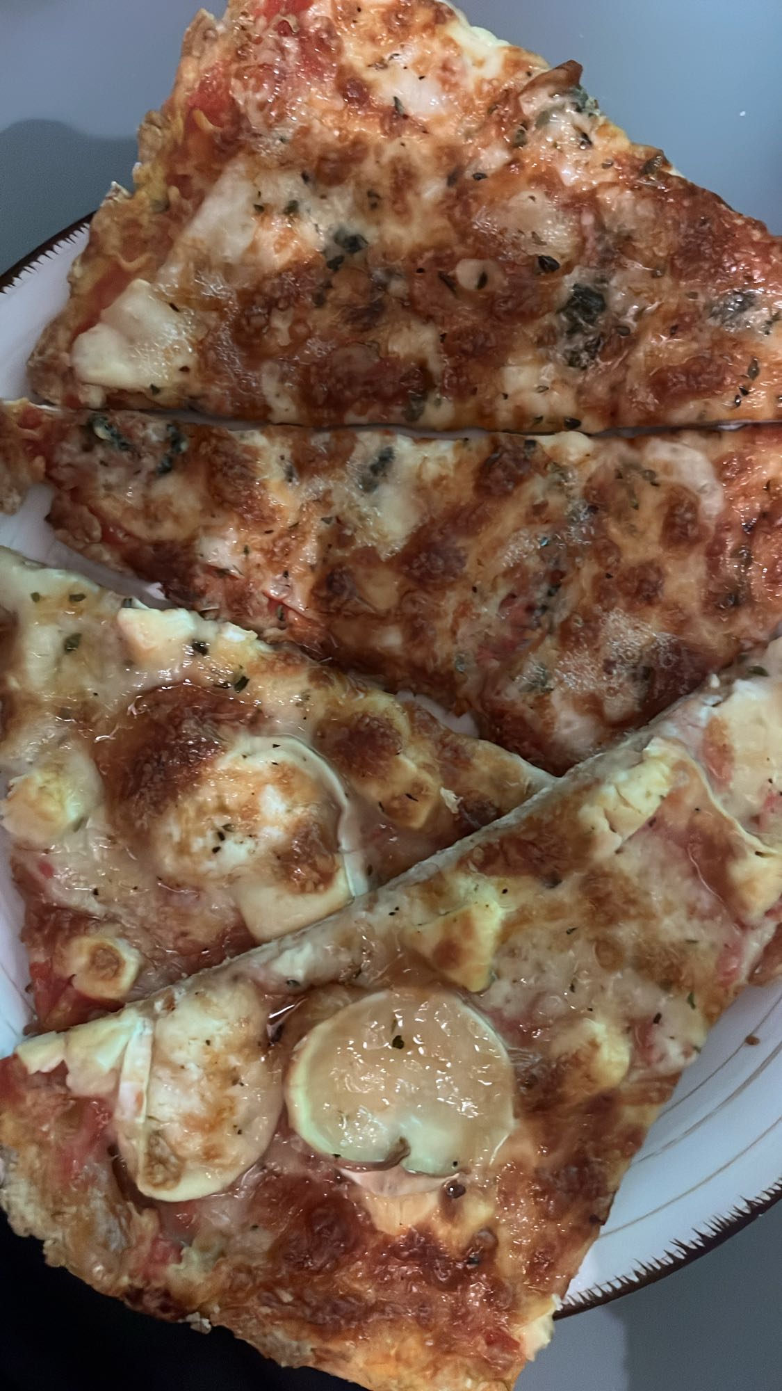 Pizza de queso y champiñón