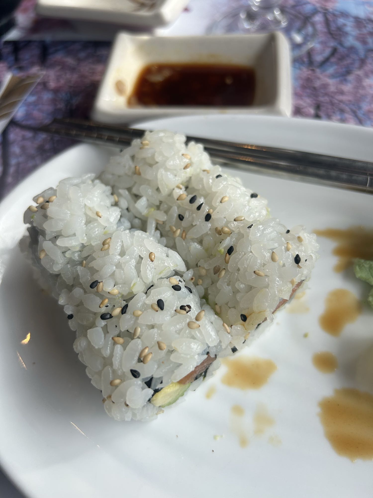 Rouleaux de sushi avocat saumon