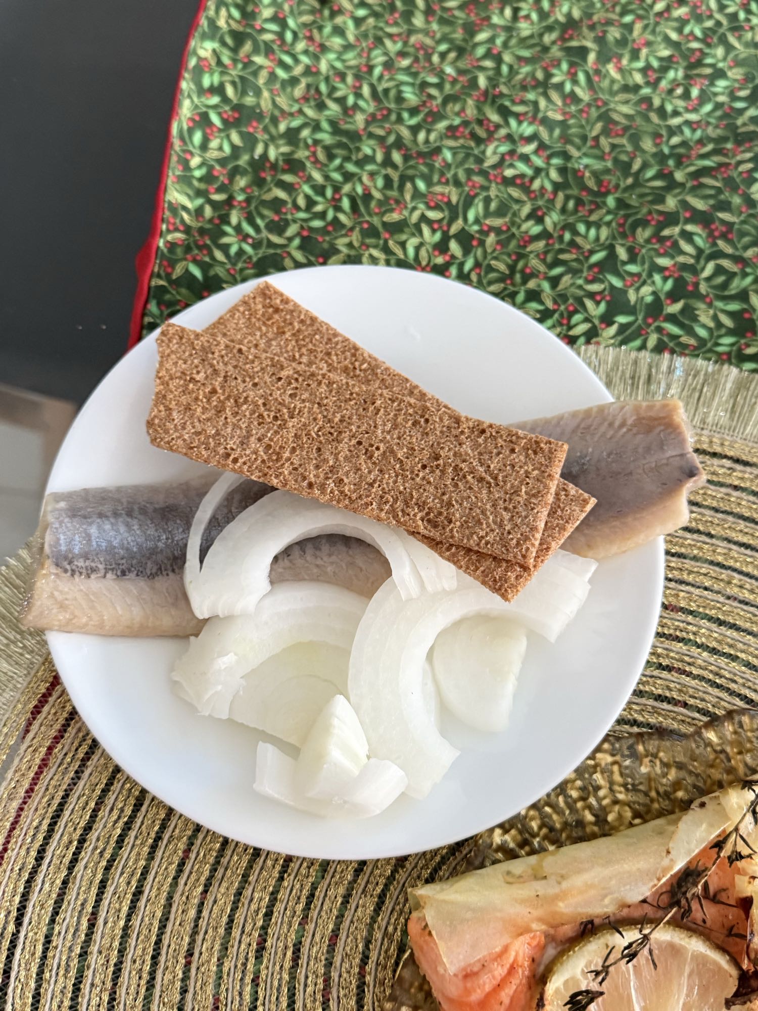 Оселедець з цибулею та хлібом