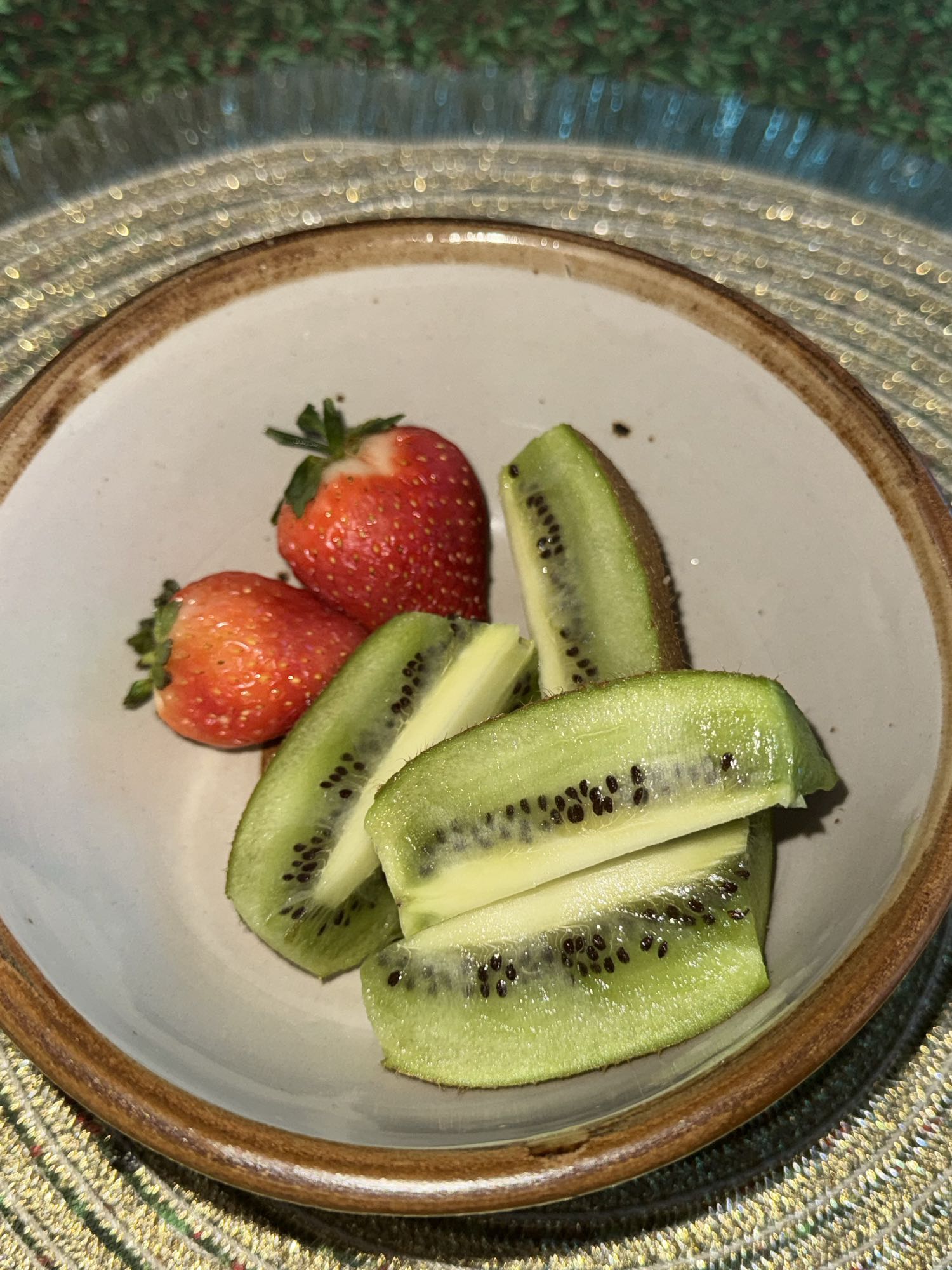 Фрукти ківі та полуниця