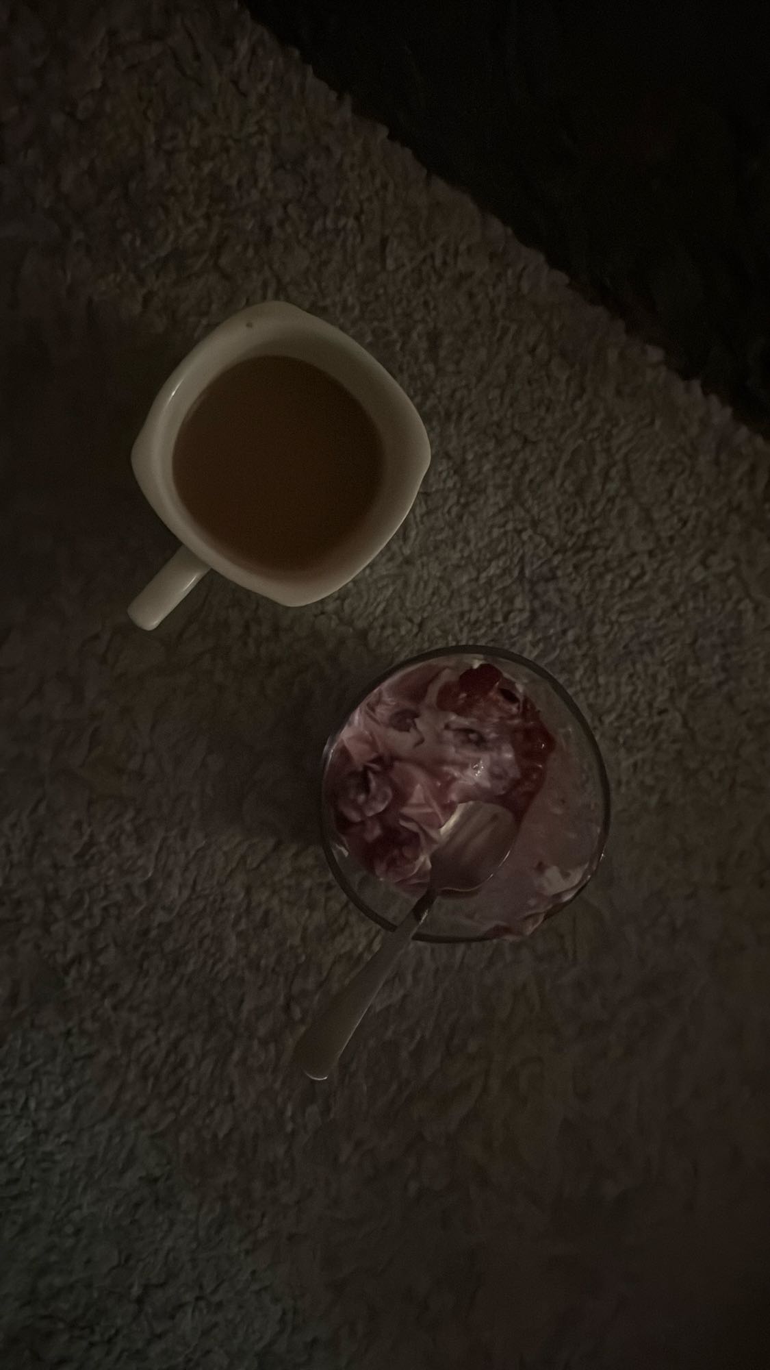 Kaffe och bär-yoghurt