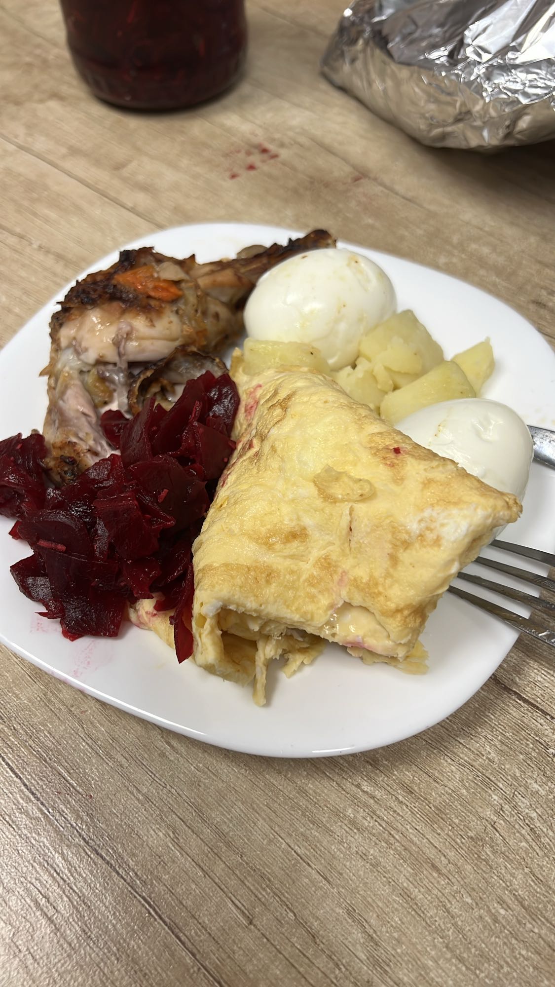 Prânz cu omletă și pui