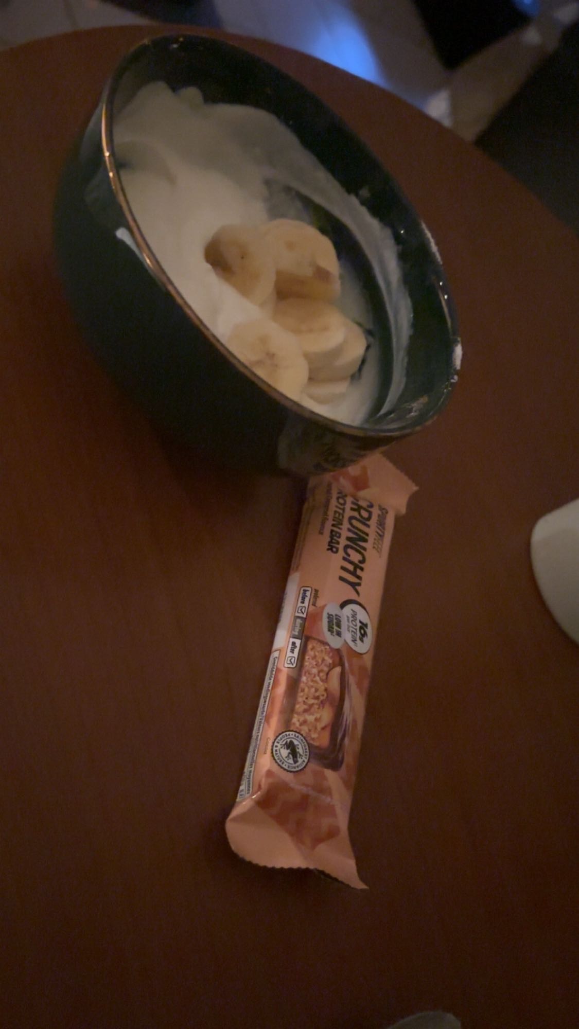 Yaourt, banane et barre protéinée