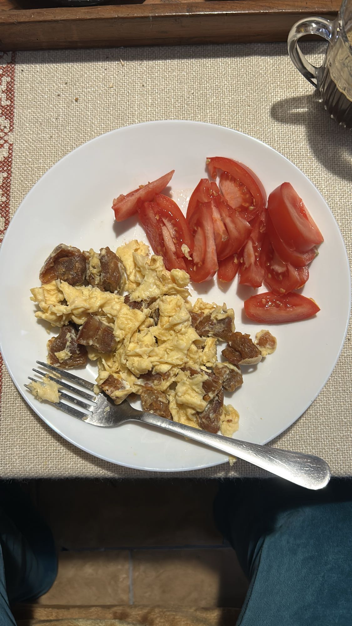 Omletă cu roșii și cârnați