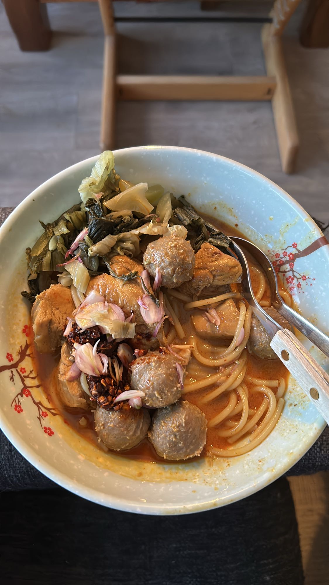 Sterk nudelsuppe med kjøttboller