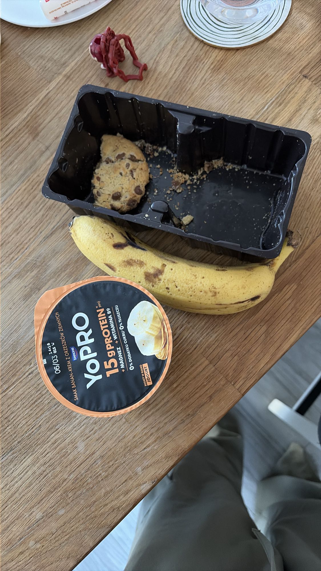 йогурт, банан и печенье