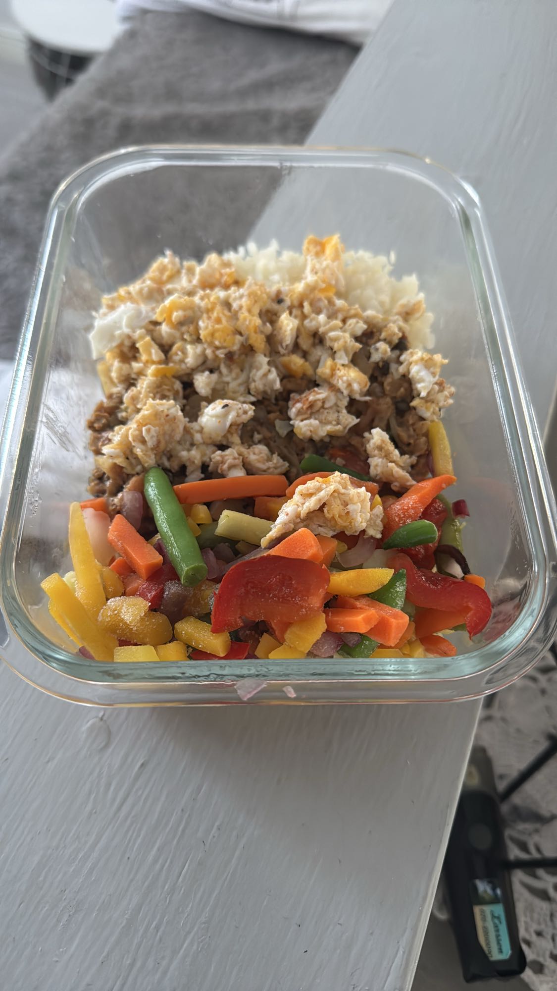 Blomkålsris, ägg, grönsaker, stekt soyafärs och superminikeso