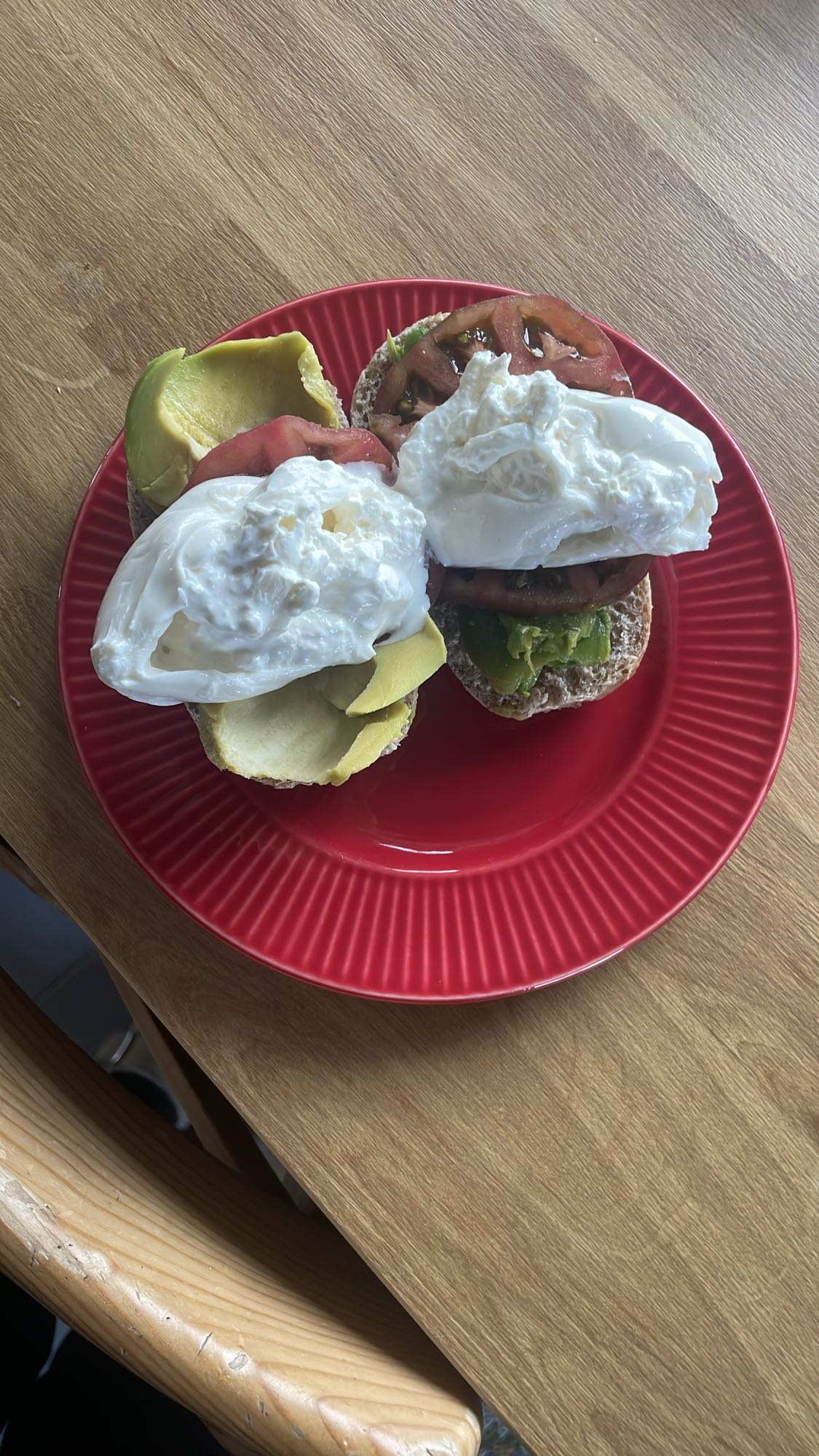 Kanapki z burratą i awokado