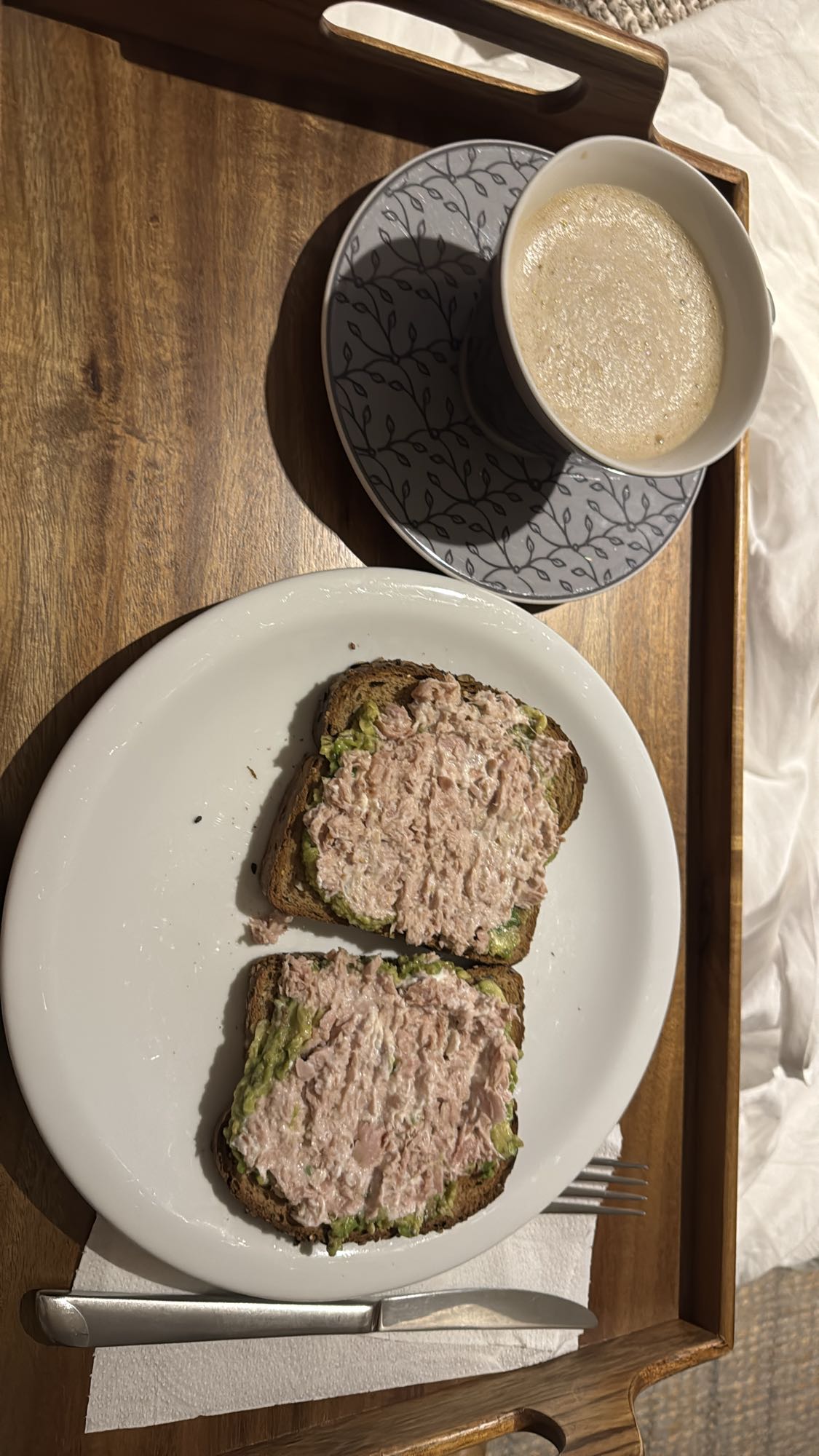 Tostadas de atún y café