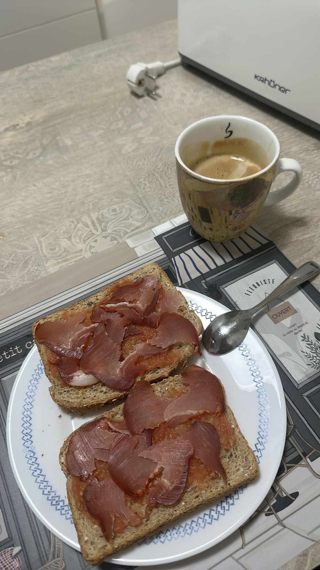 Tostada con jamón y café