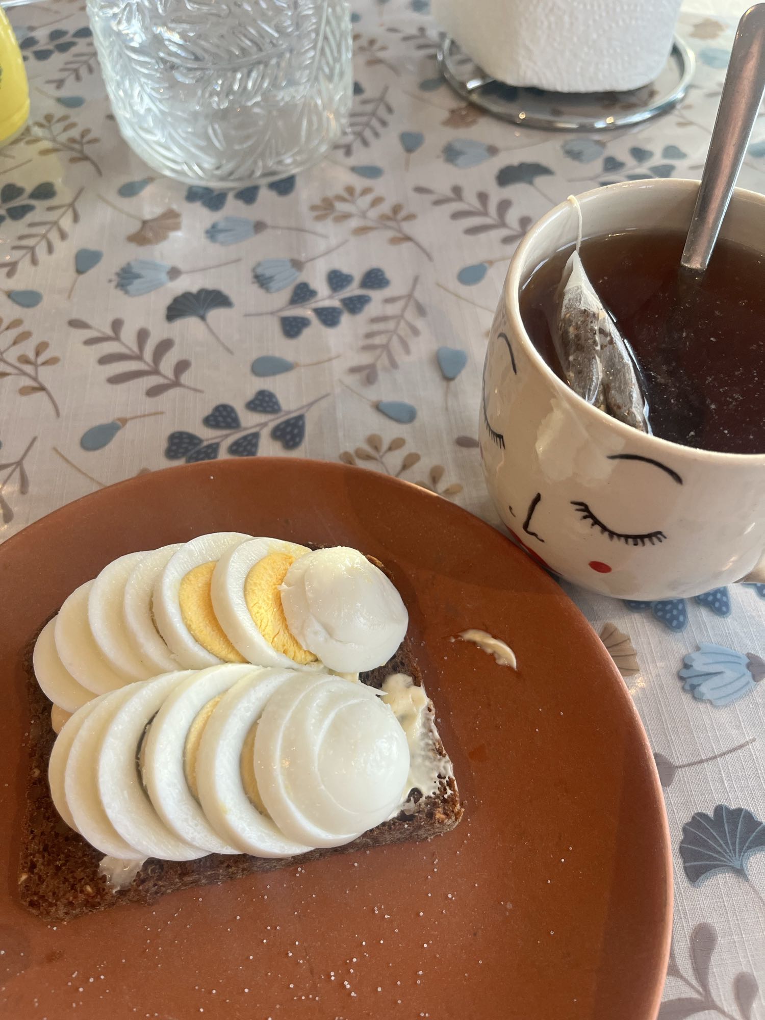 Äggmacka med te