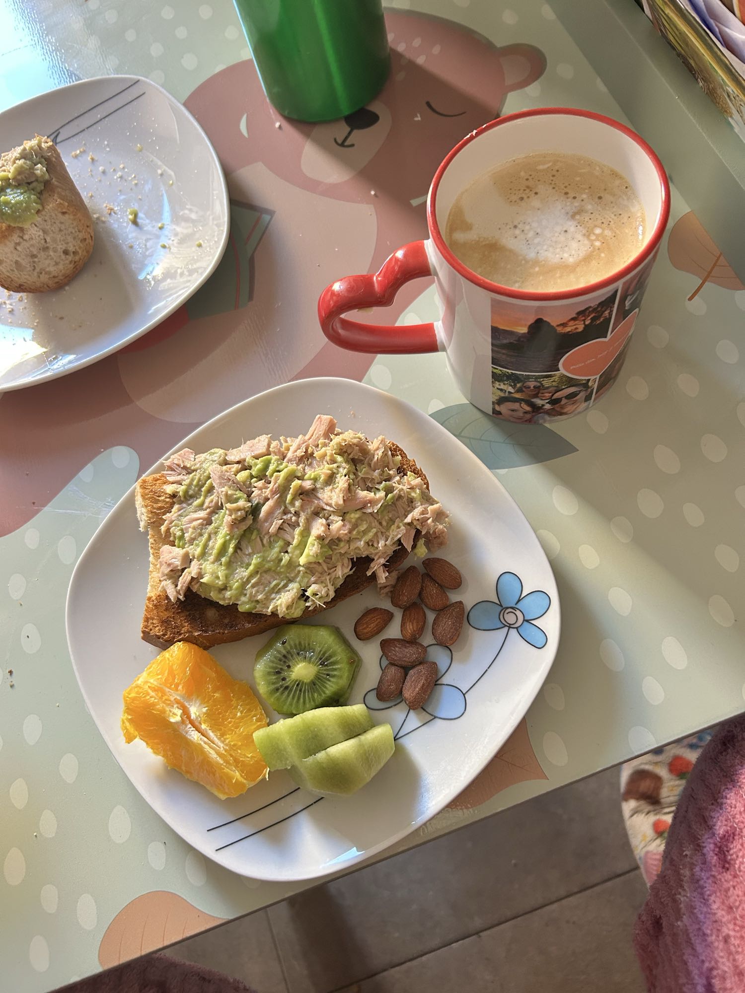 Pan de masa madre con aguacate, atún, kiwi, almendras y café con leche desnatada