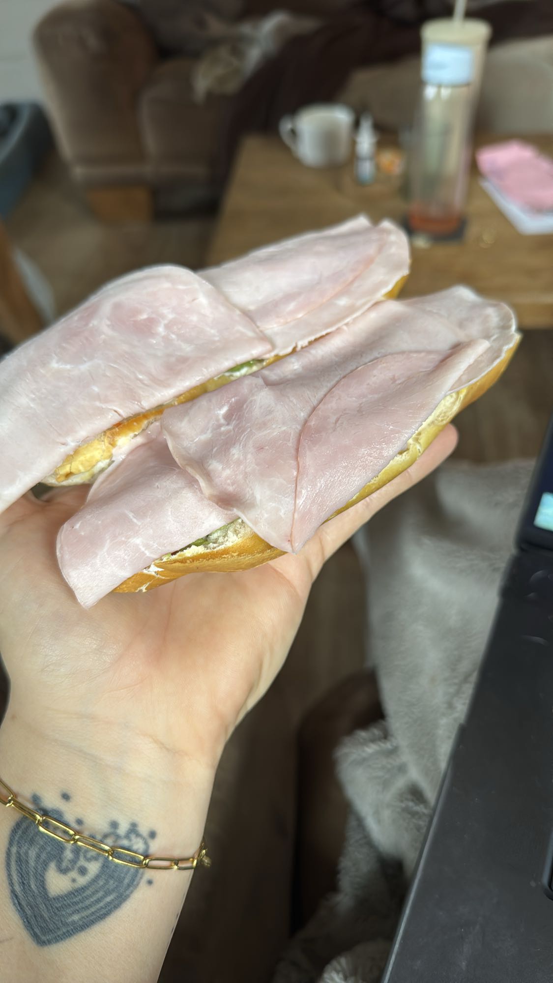 Laugenstange mit Putenbrustaufschnitt und Avocado