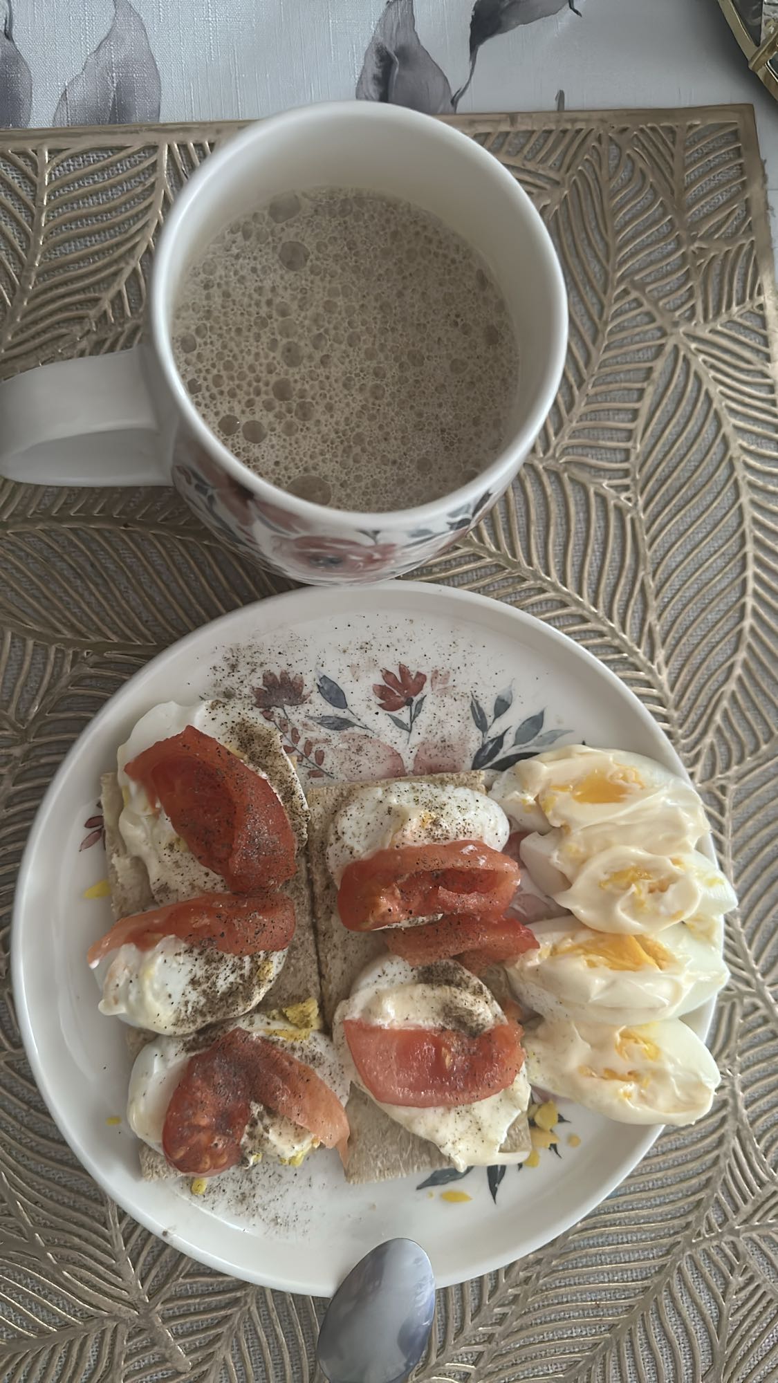 Jajka z pieczywem i kawą