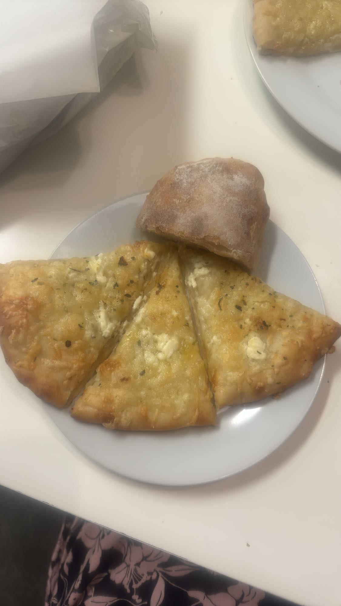 Ostpizza och bröd