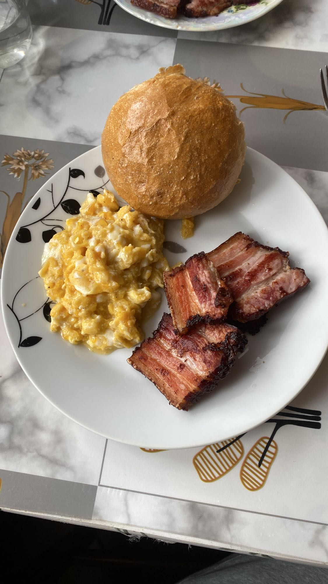 Jajecznica z boczkiem i bułką