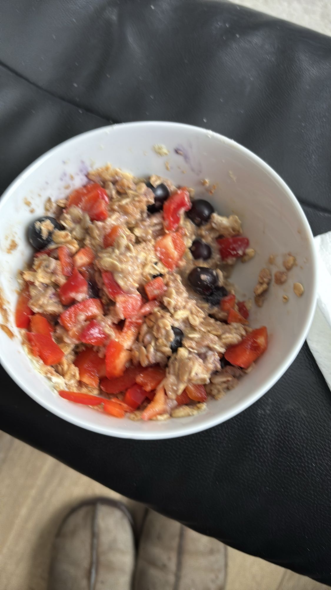 Havregryn knekkebrød med blåbær, paprika og chilisaus