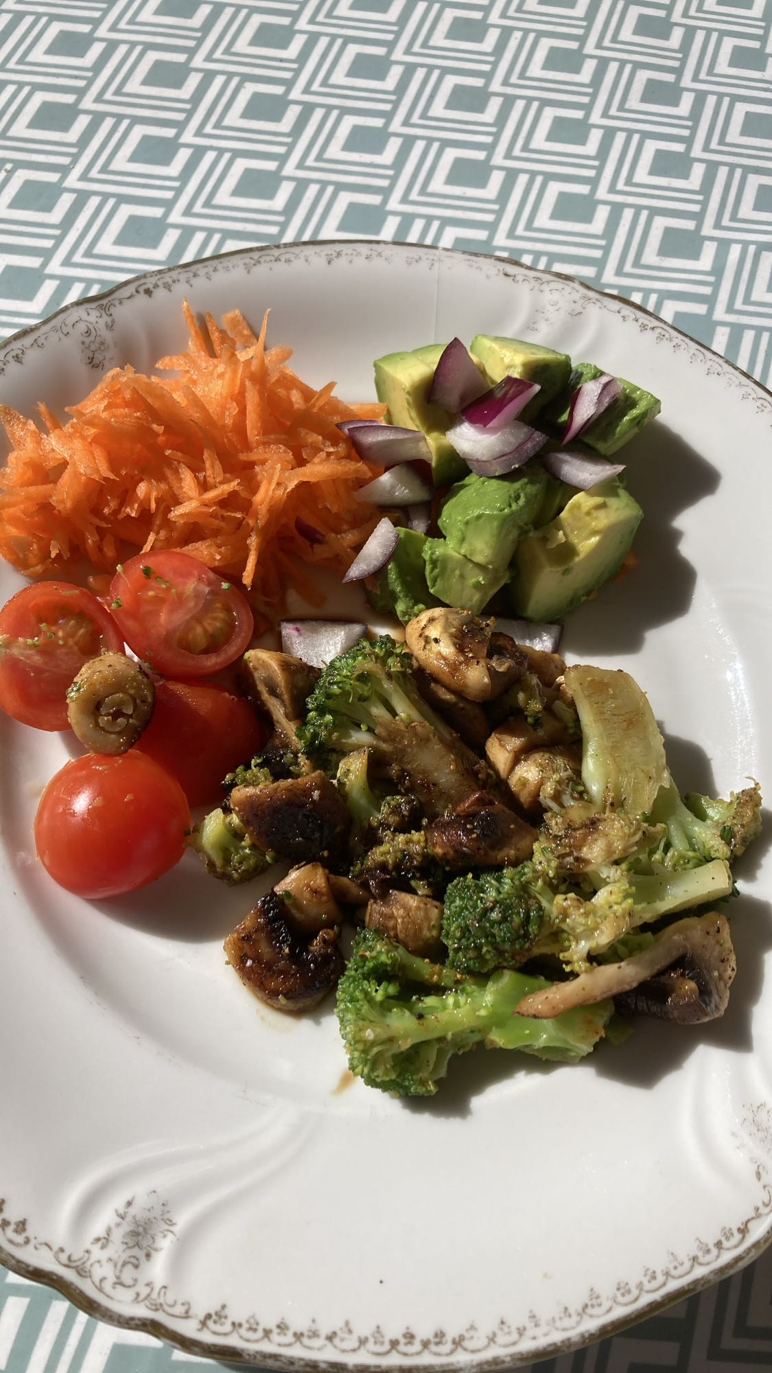 Grönsaksfat med avokado