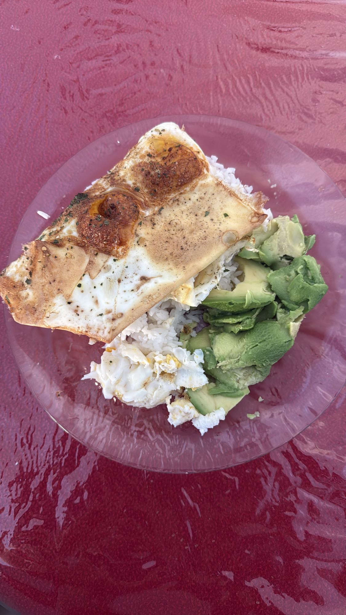 Huevos con arroz y aguacate