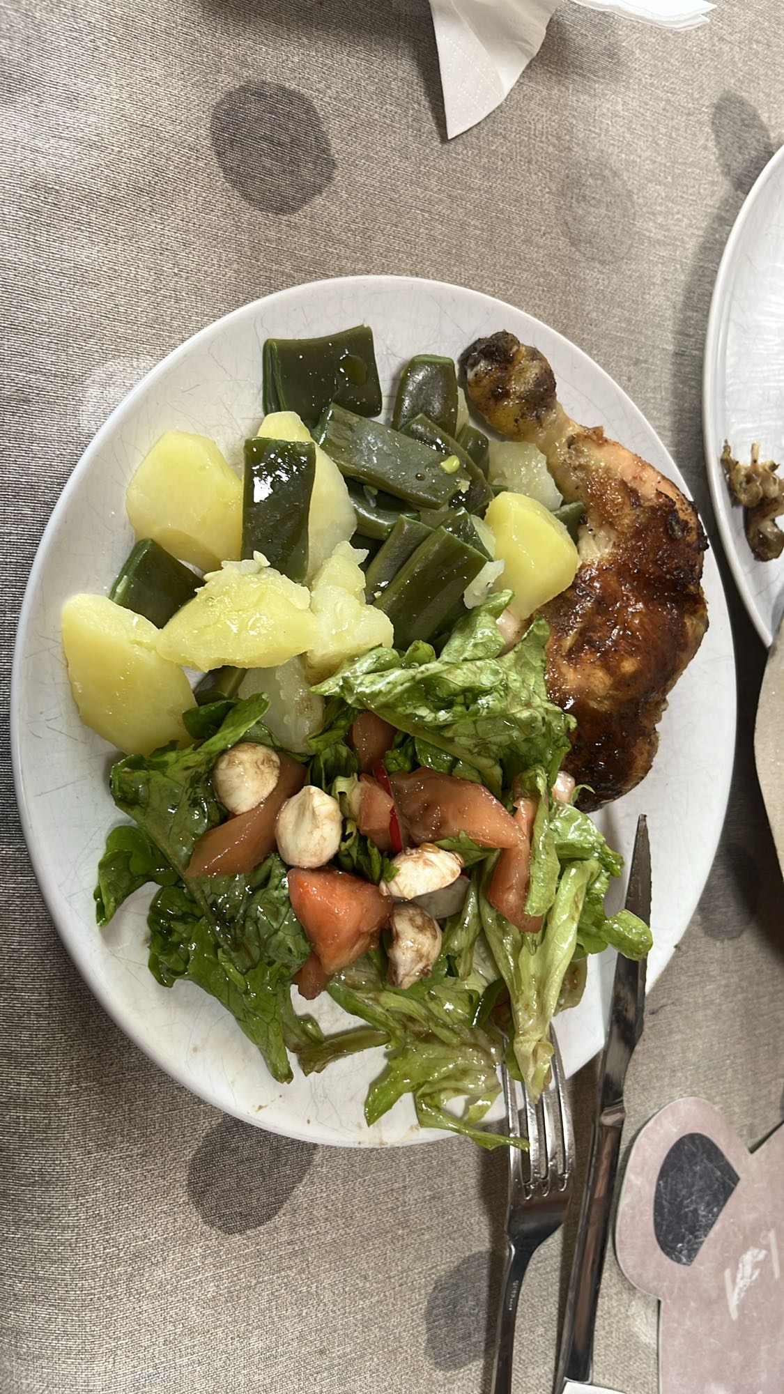Pollo con ensalada y nopales