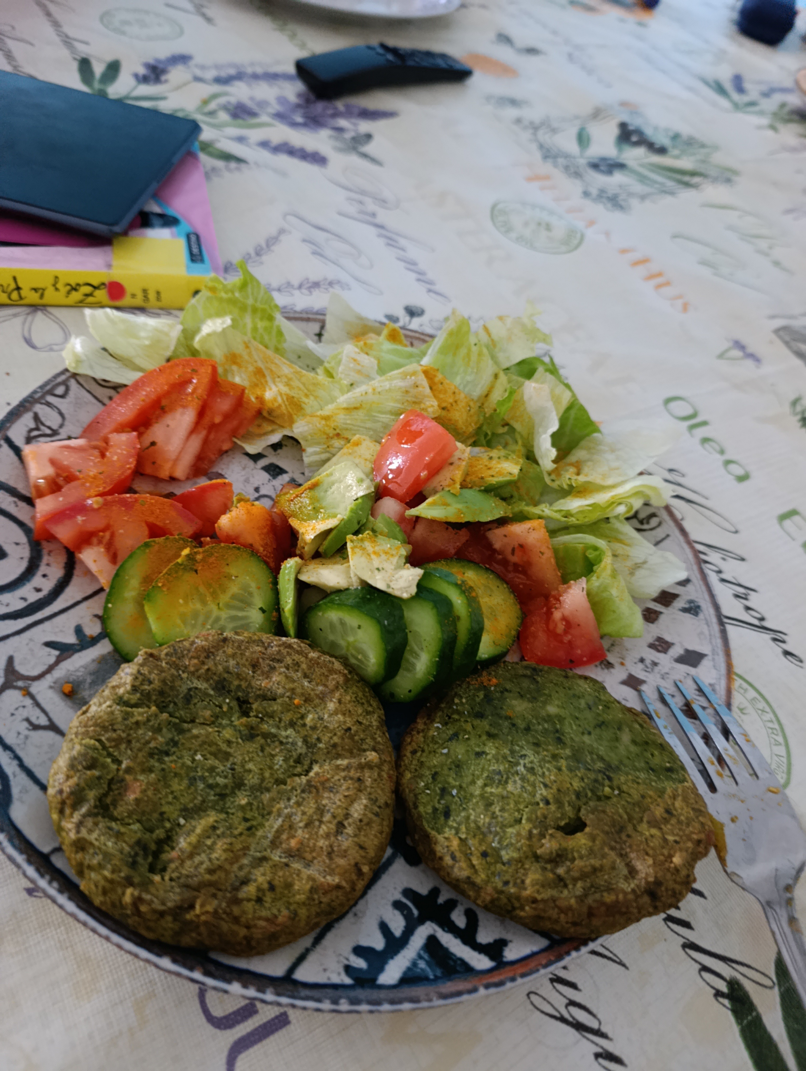 Hamburguesas verdes con ensalada