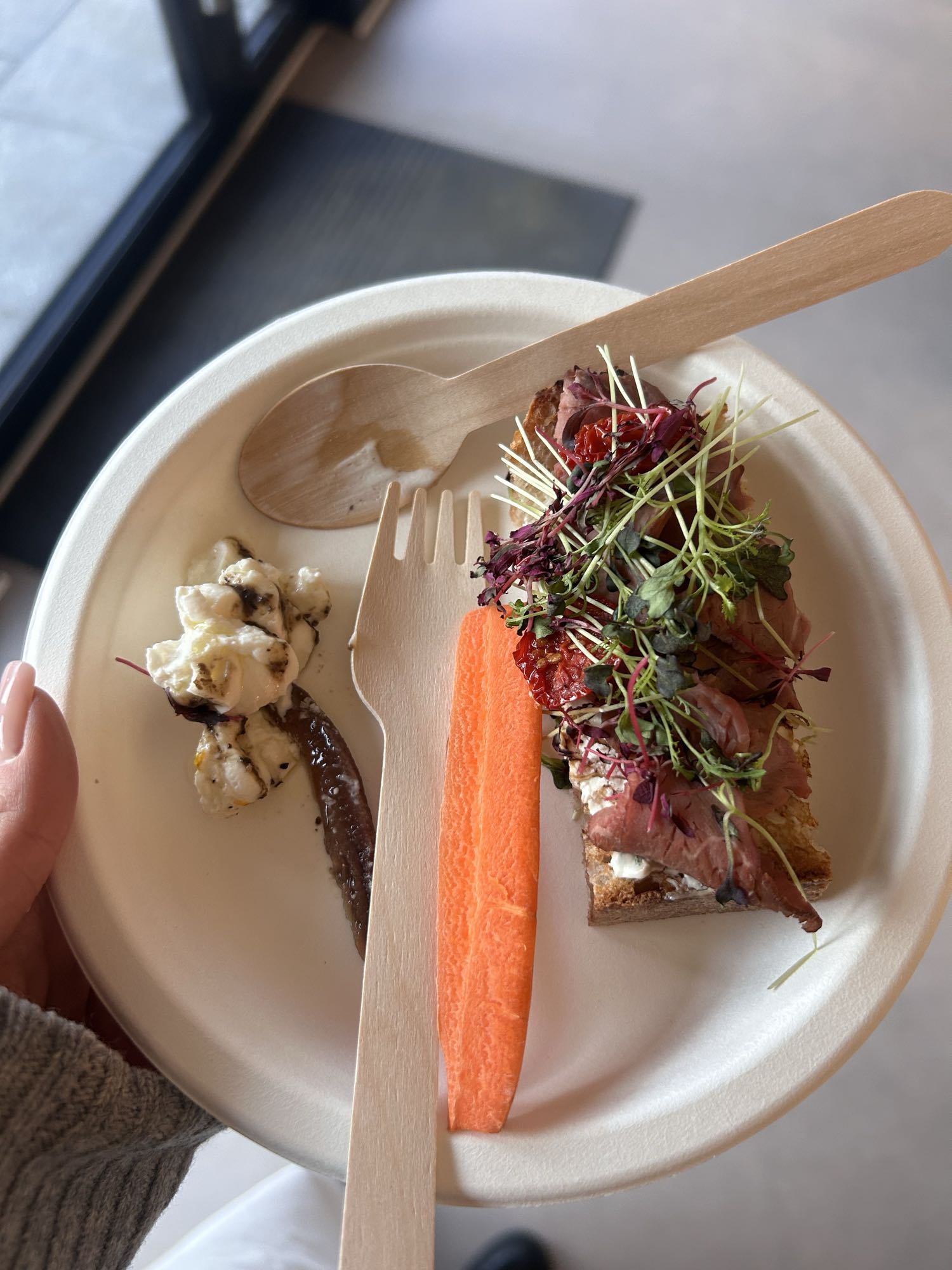 бутерброд с ростбифом и овощи