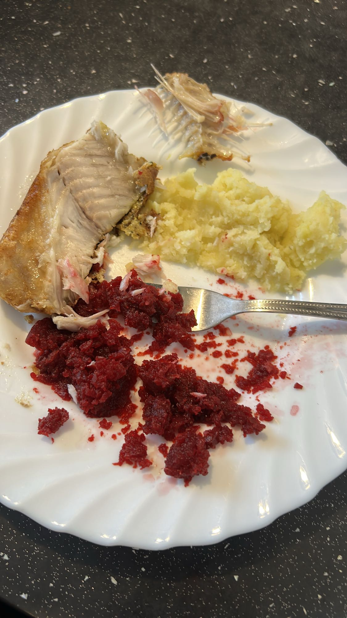 Ryba z ziemniakami i burakami