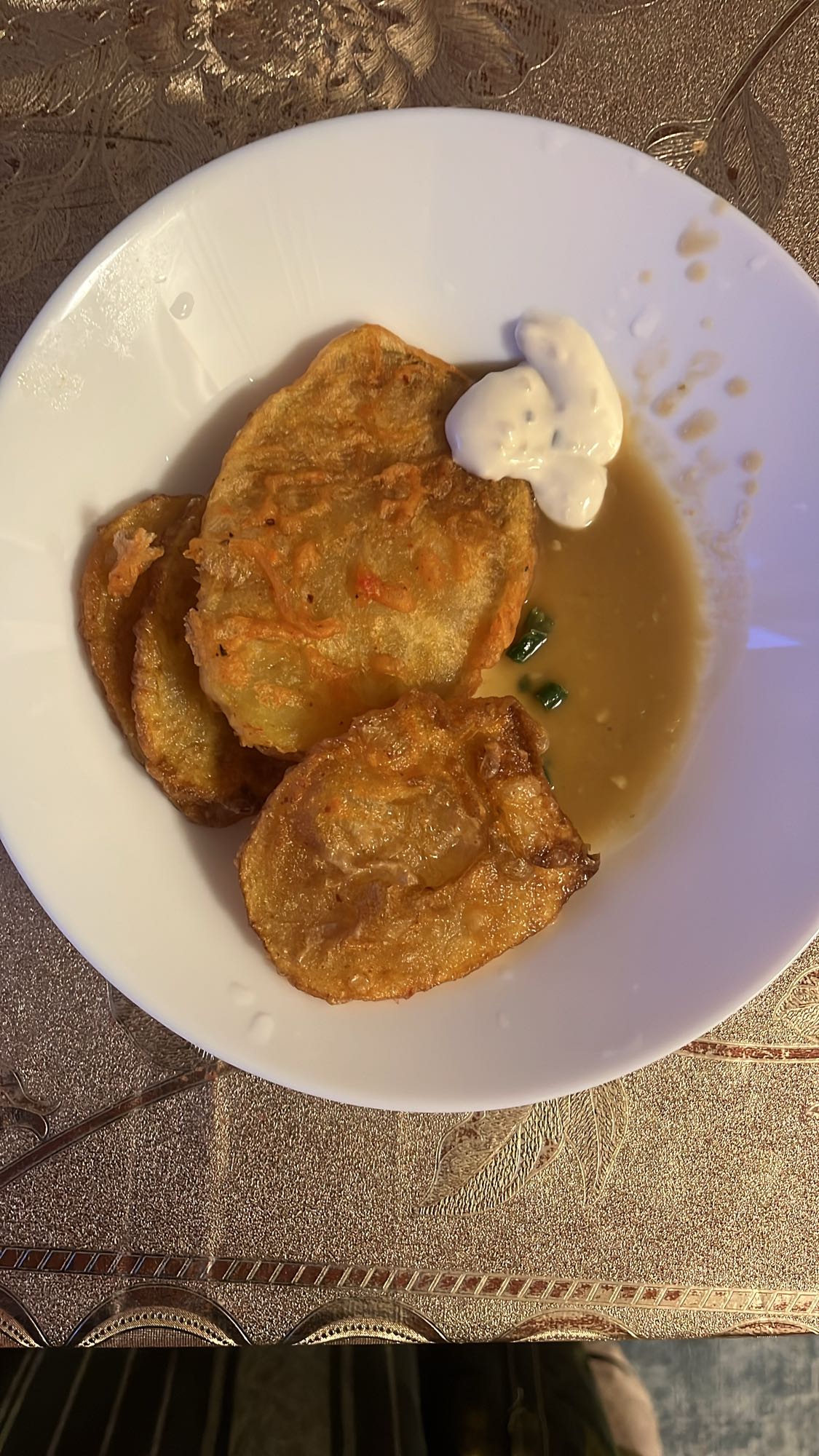 Fried potato slices with dip