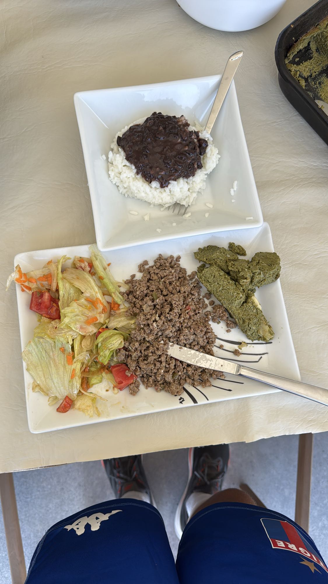arroz, carne, ensalada y tamal