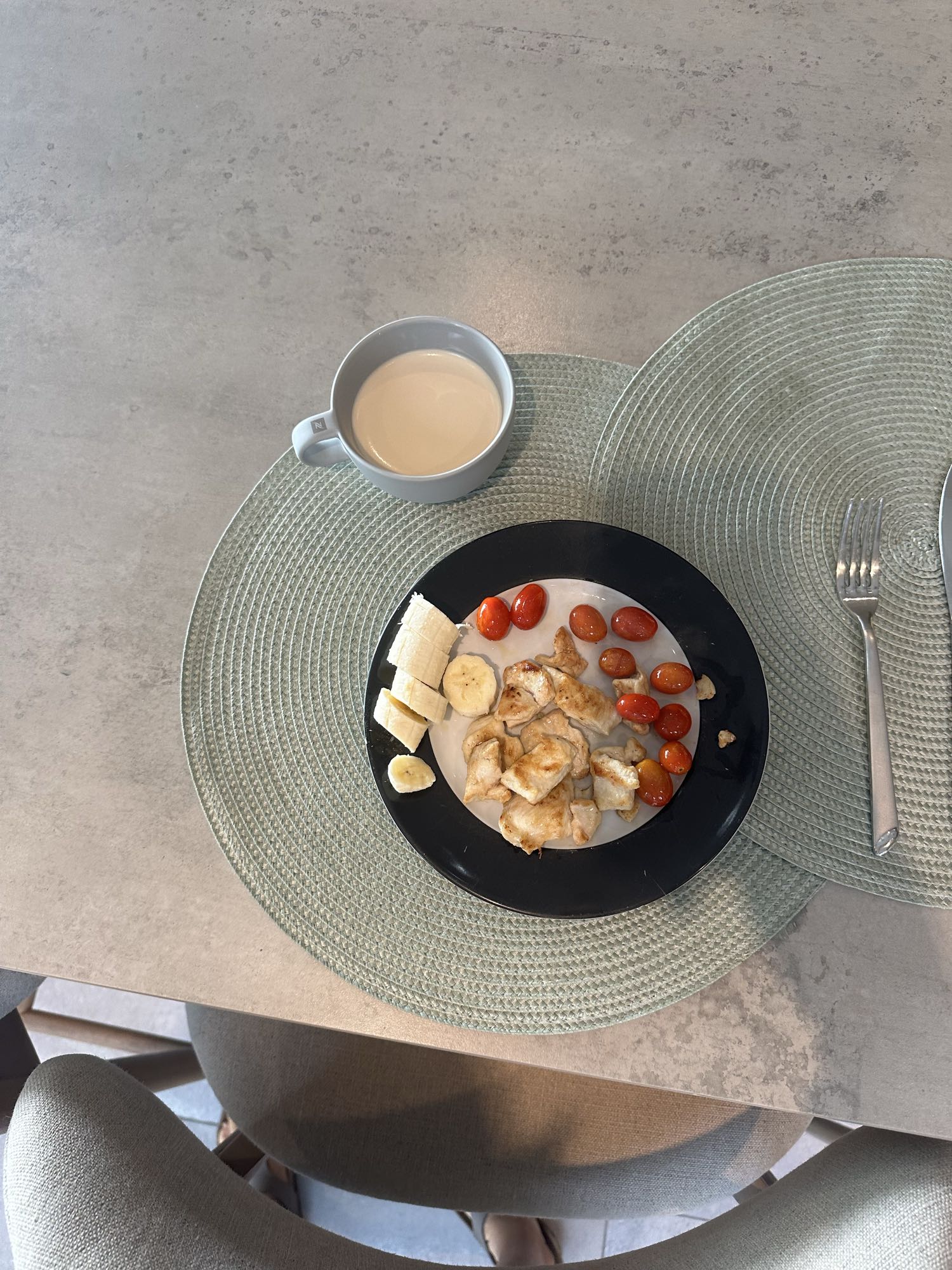 Pollo con plátano y café