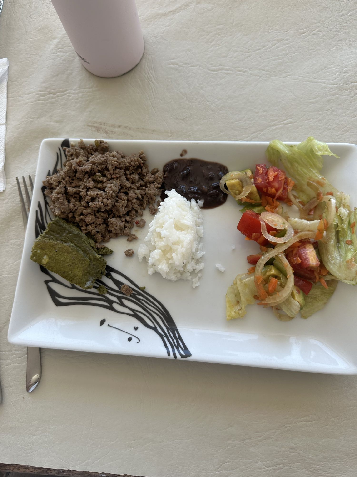 Plato mixto con carne y ensalada