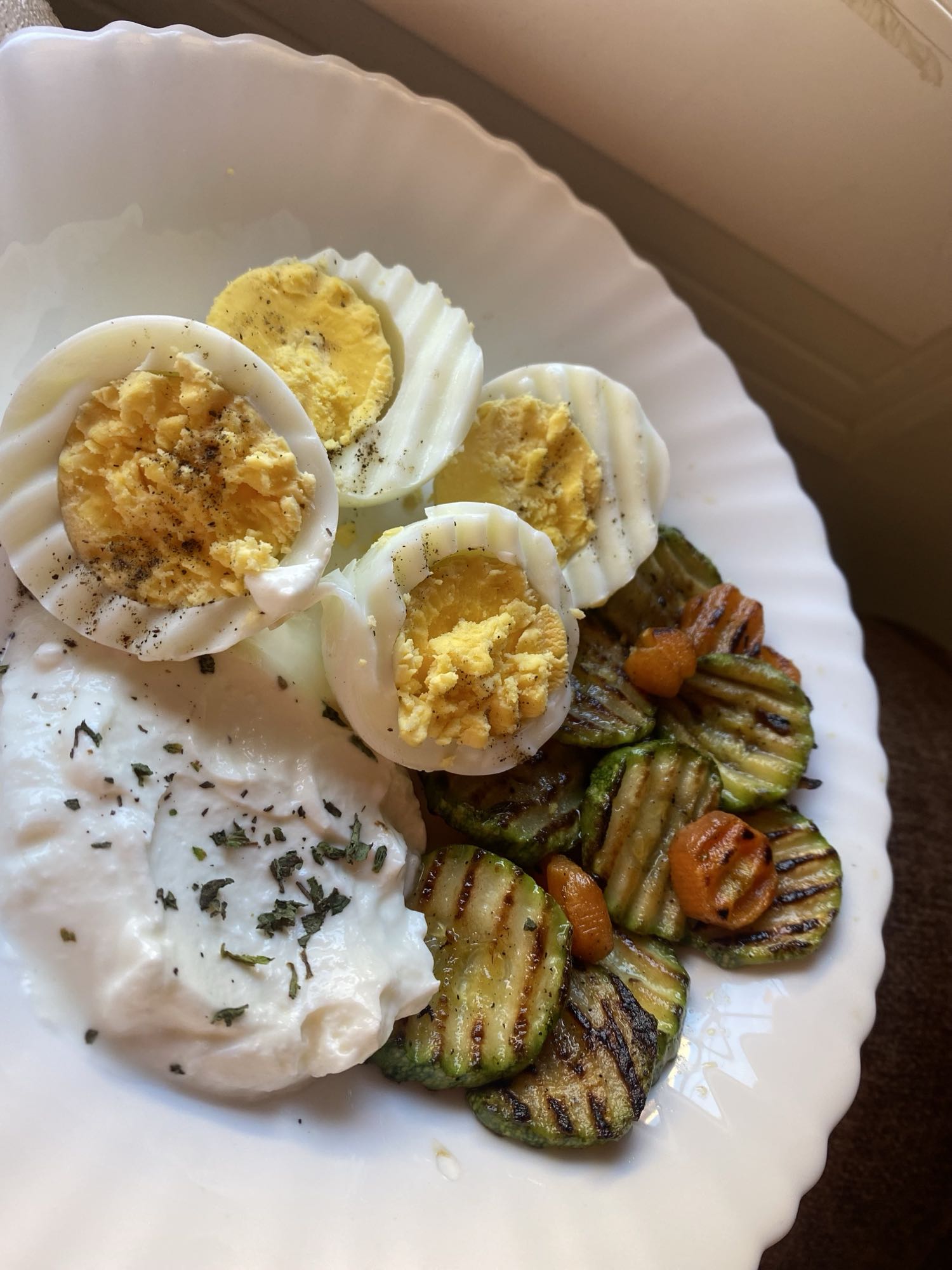 Oeufs et légumes grillés