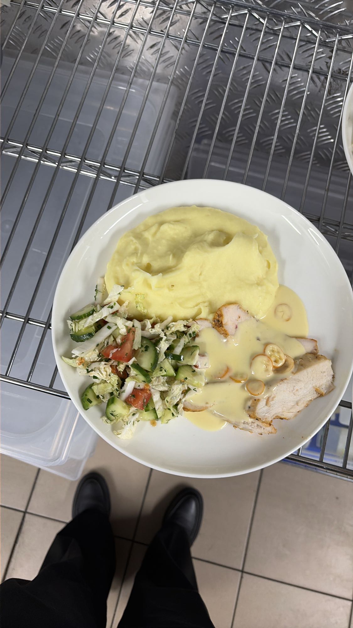 Картофель с курицей и салатом
