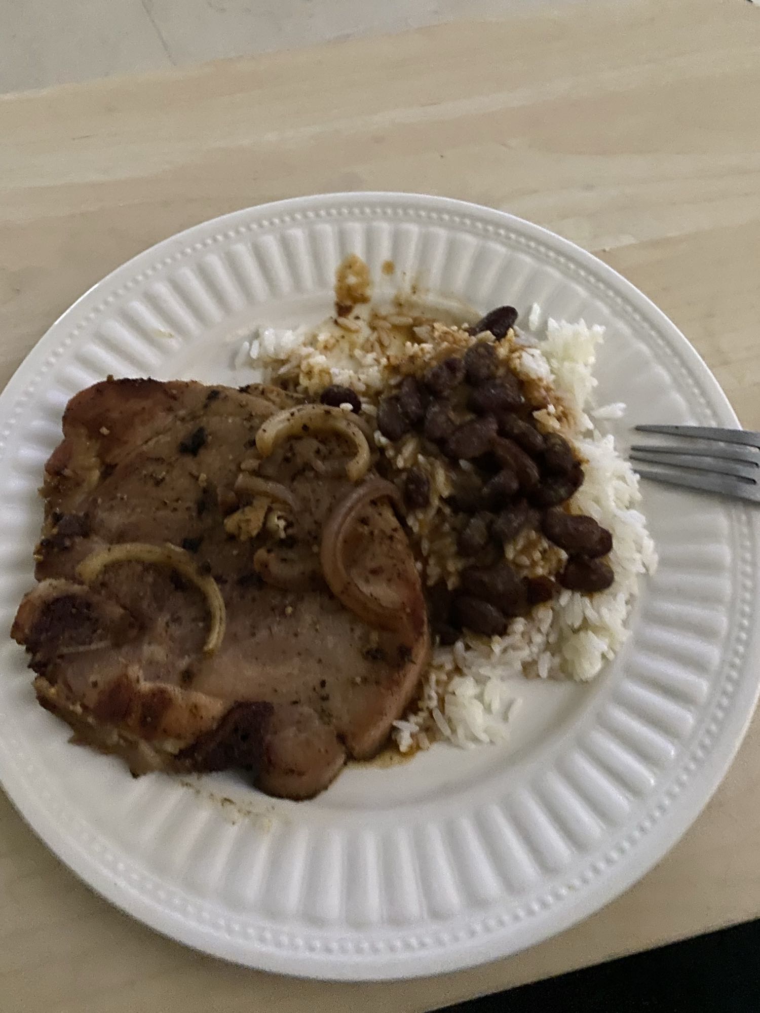 Chuleta con arroz y frijoles