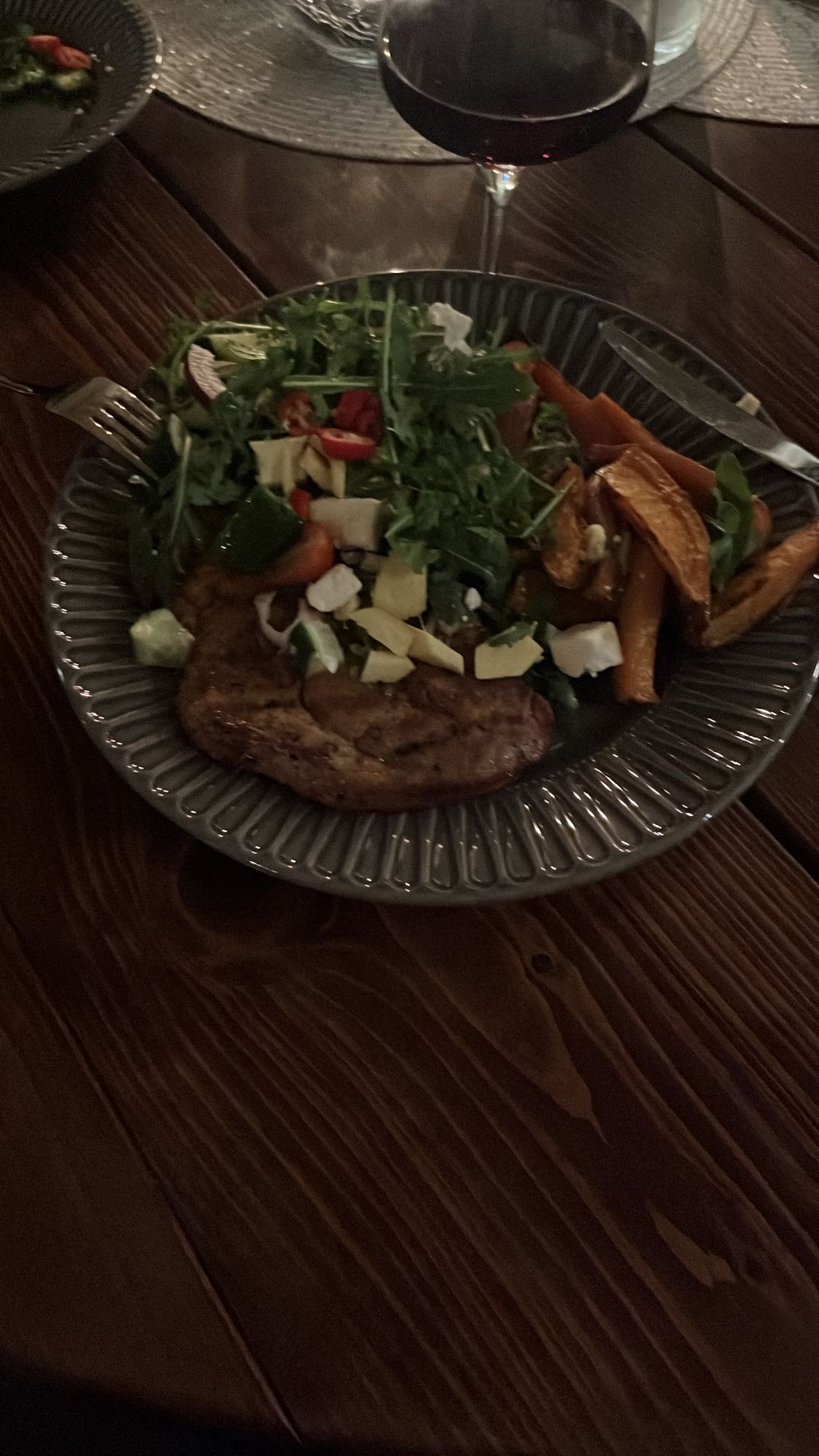 Grillad kött med sallad
