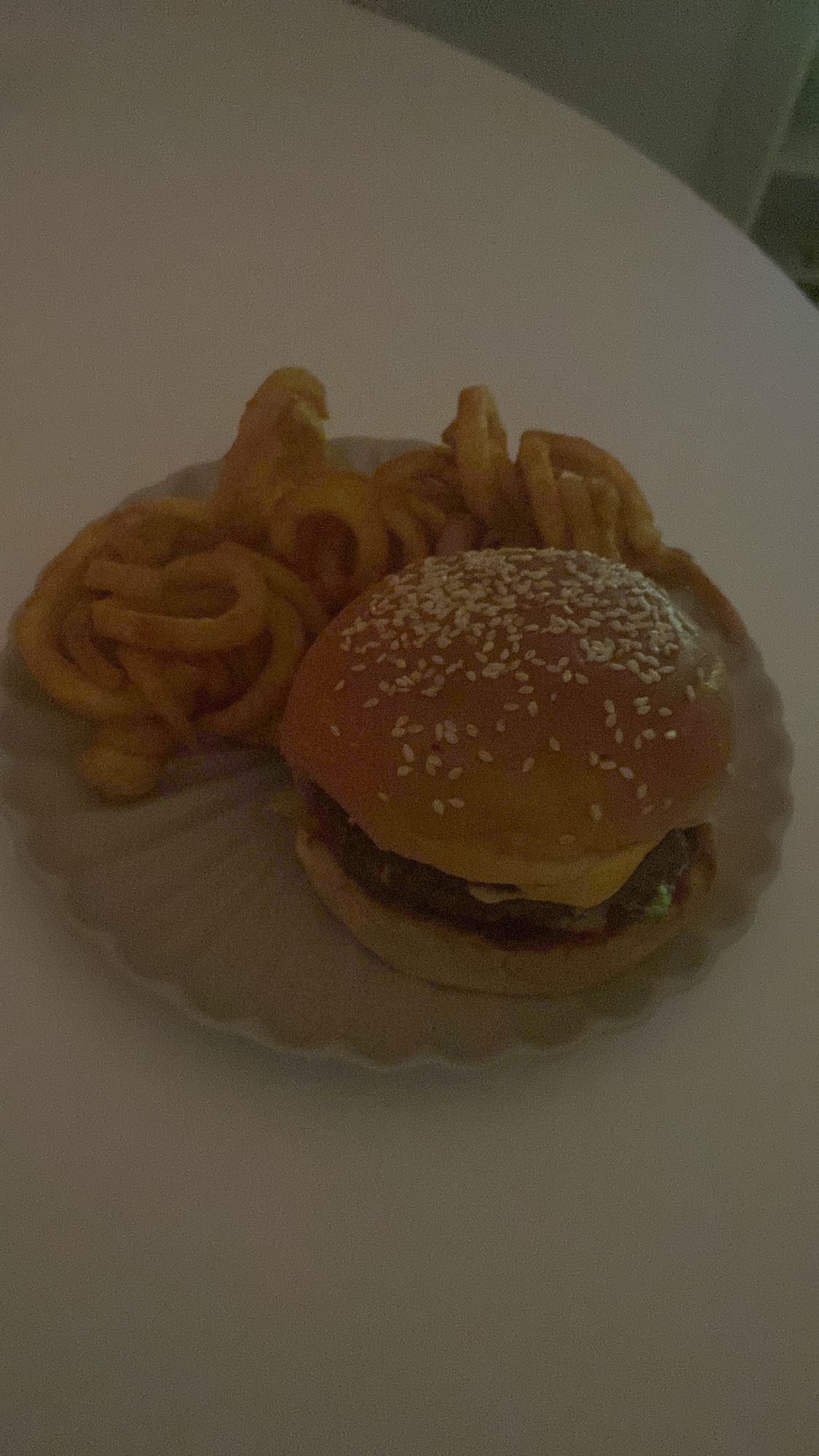 Burger og curly fries