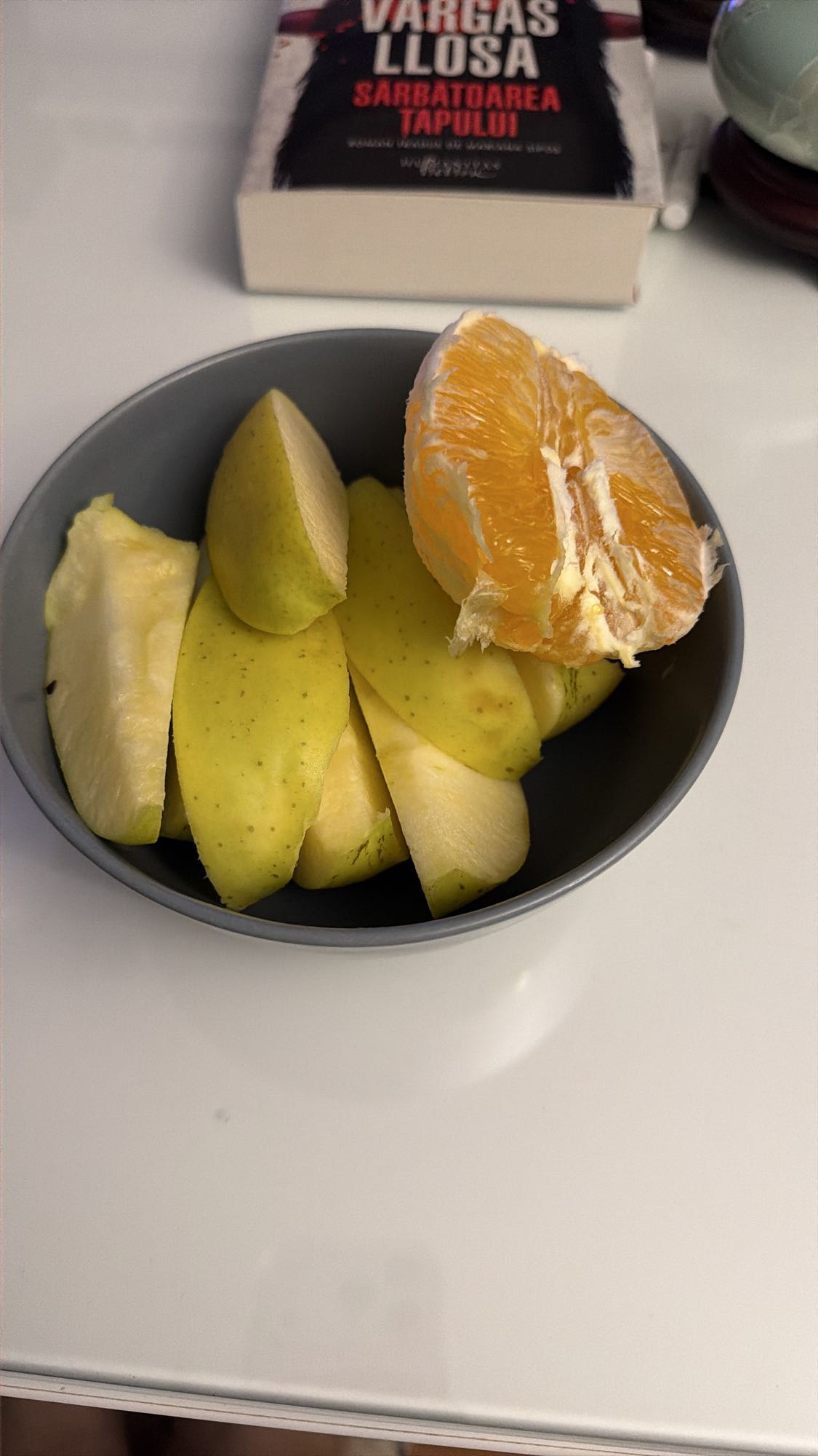 Fructe proaspete în bol