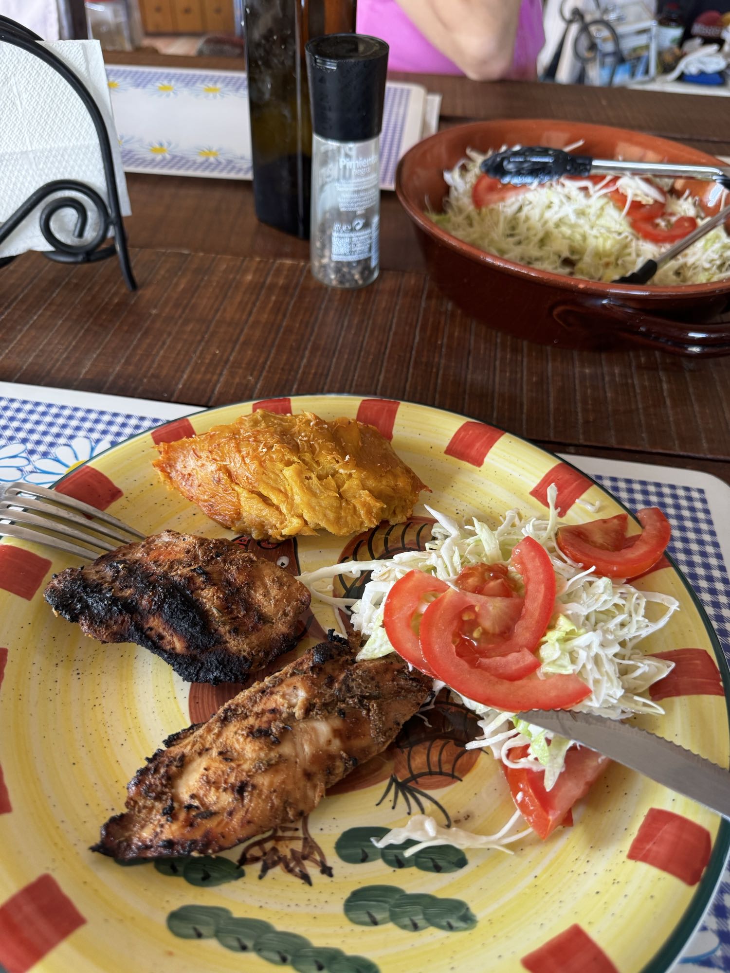 Pollo a la parrilla con ensalada
