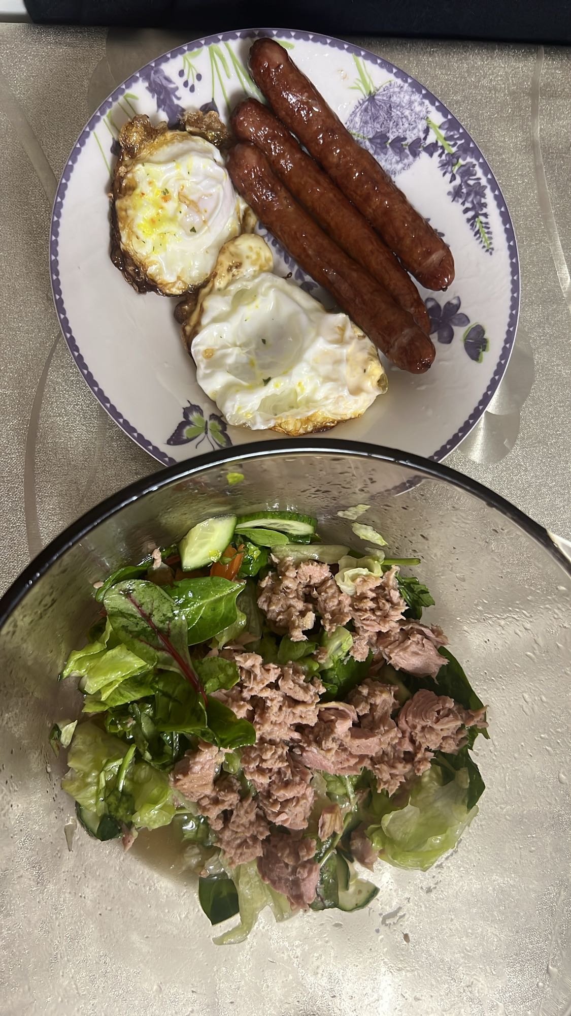 Mic dejun cu ou, crenvurști și salată