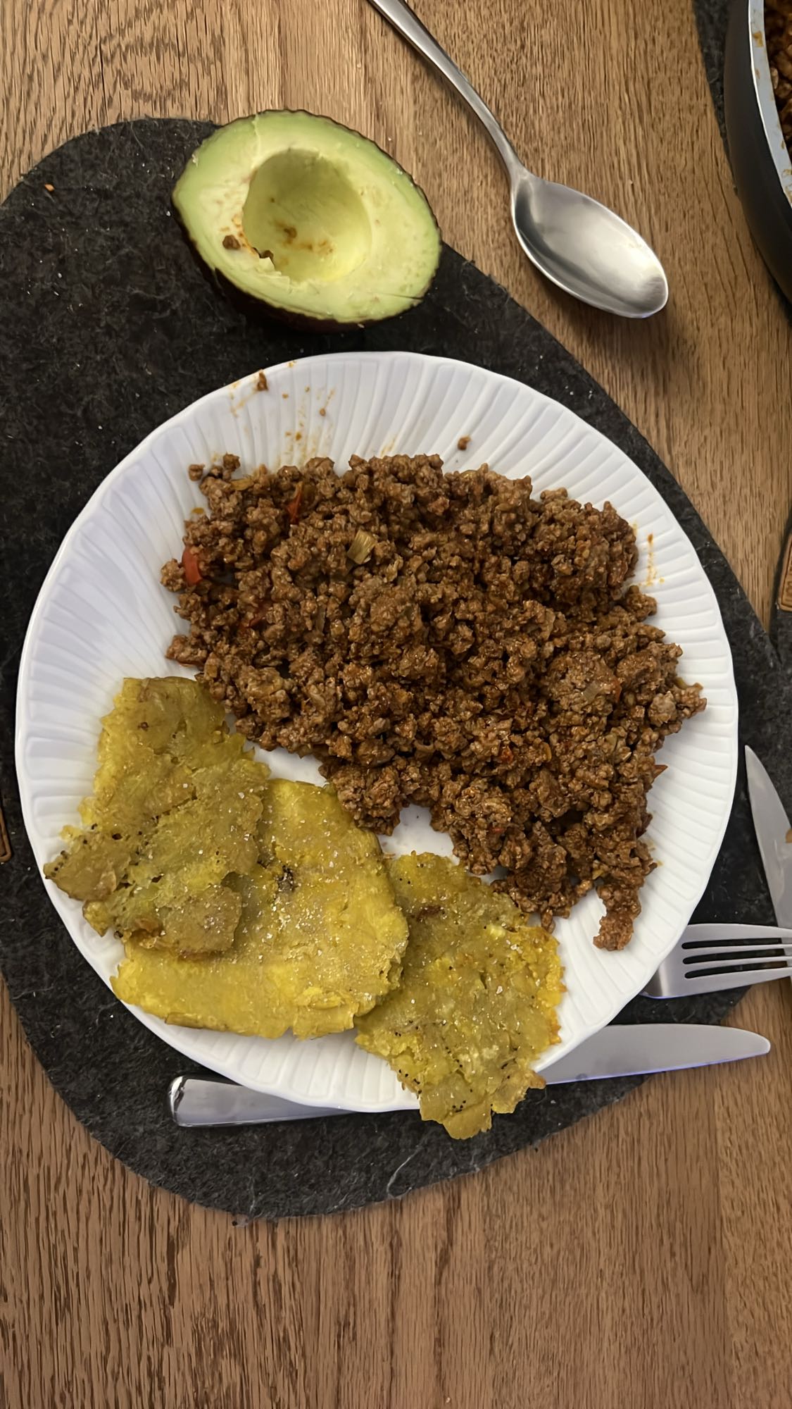 Carne molida y tostones