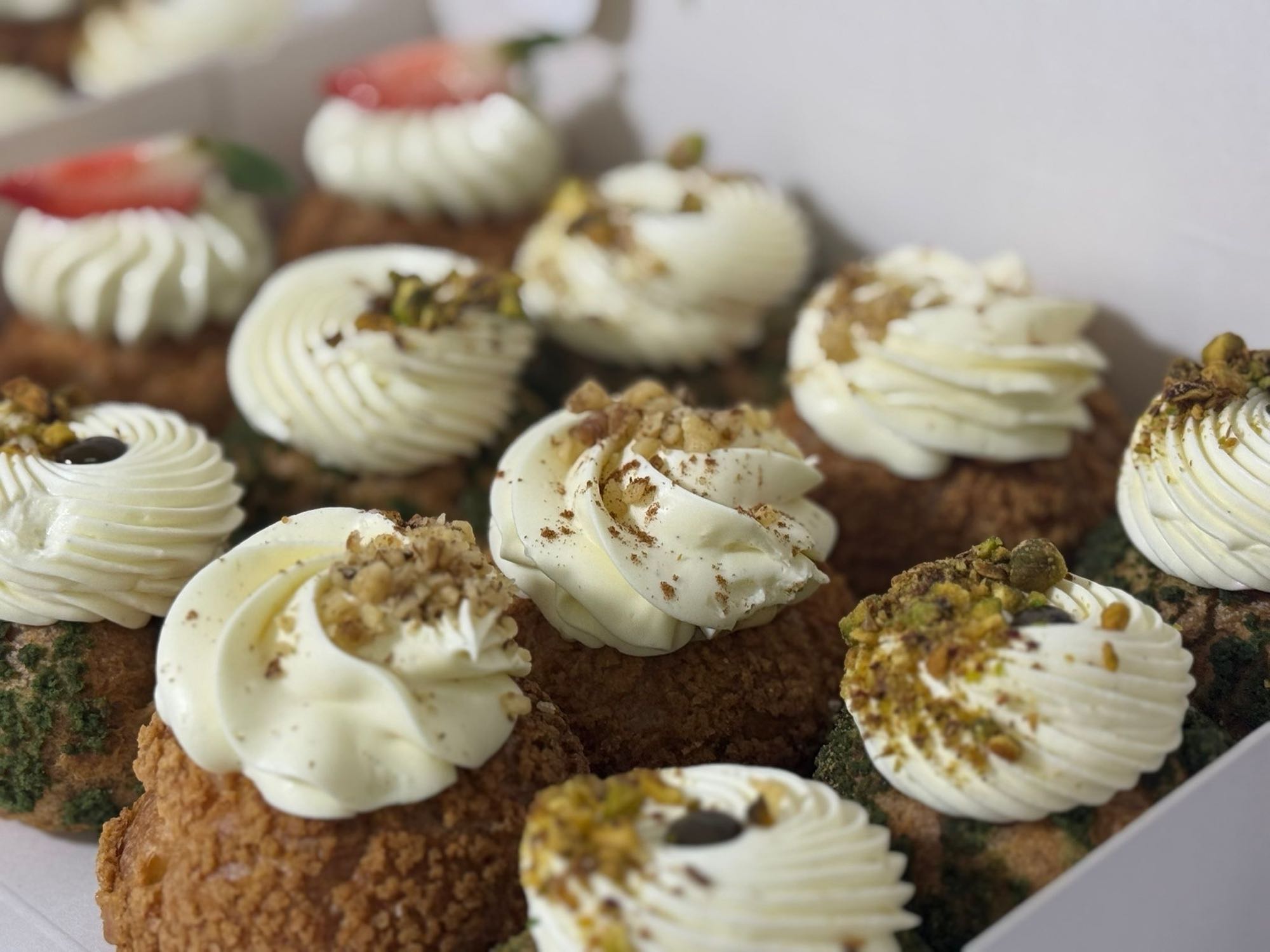 Choux cu cremă și fistic