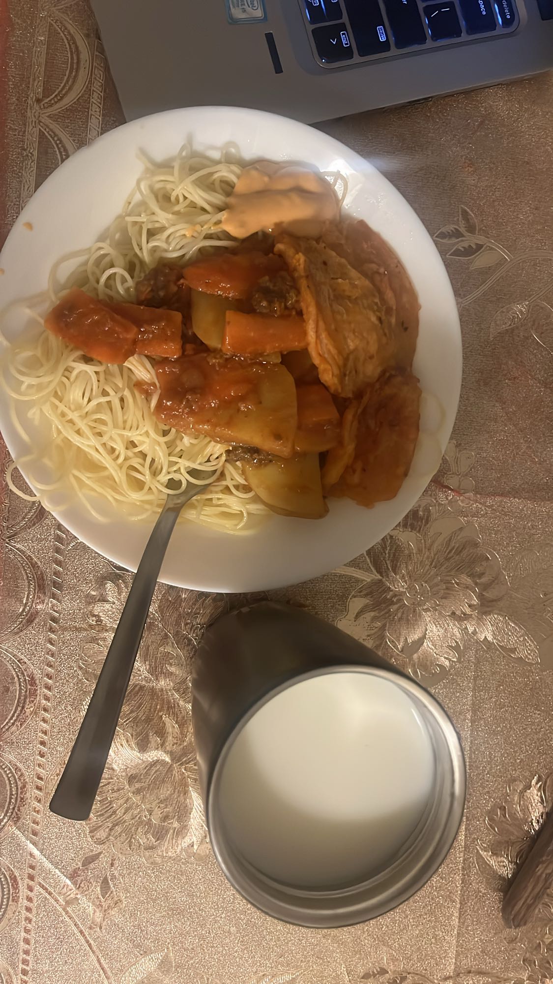 Spaghetti with stew & milk