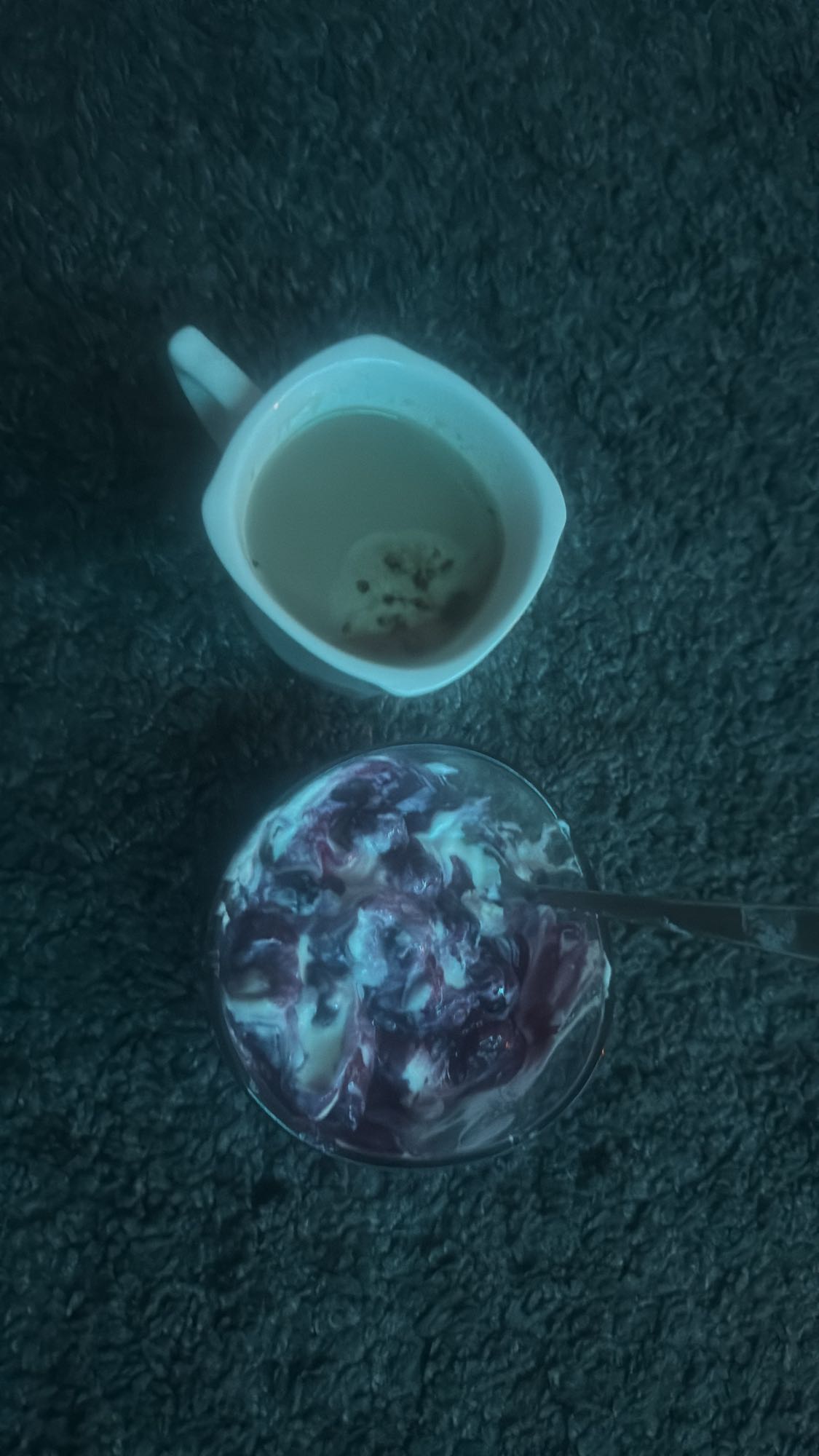 Kaffe och bär-yoghurt