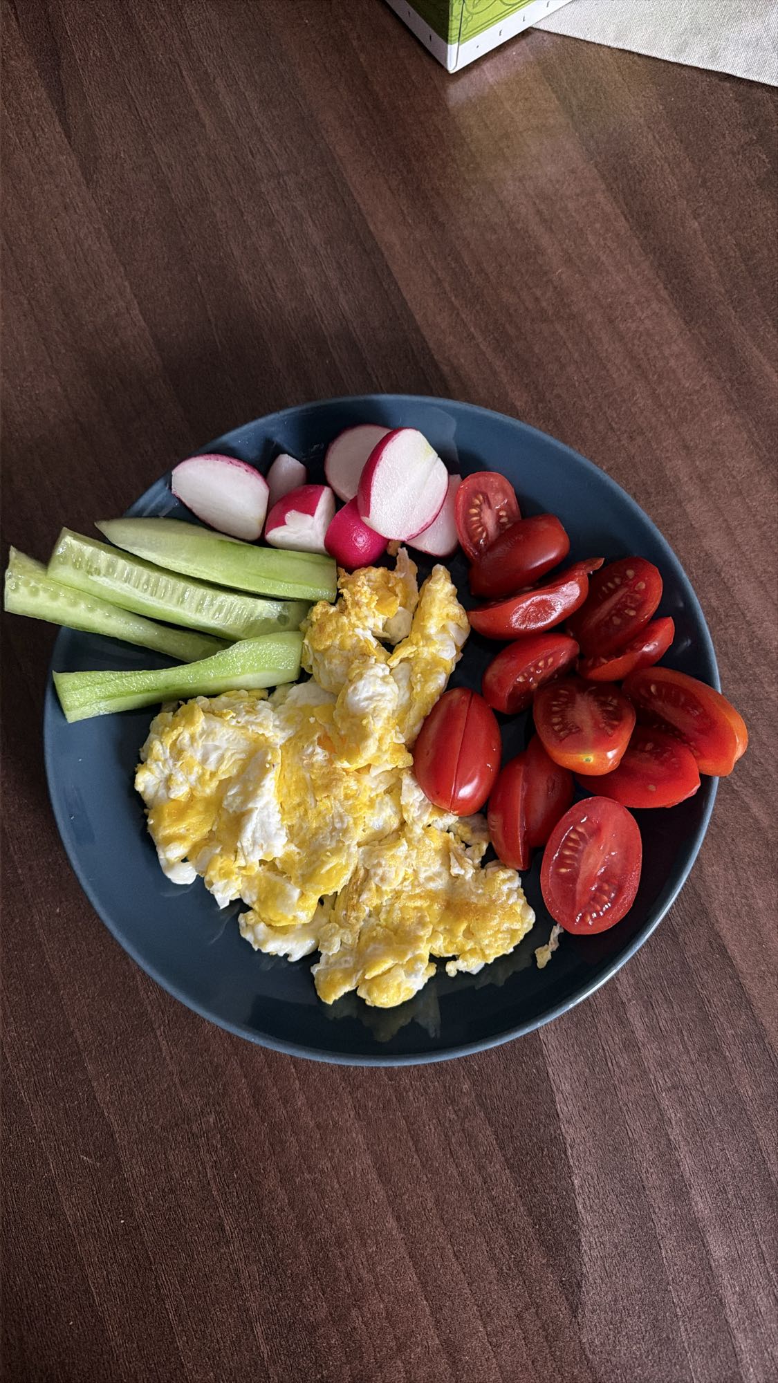 Mic dejun cu ouă și legume