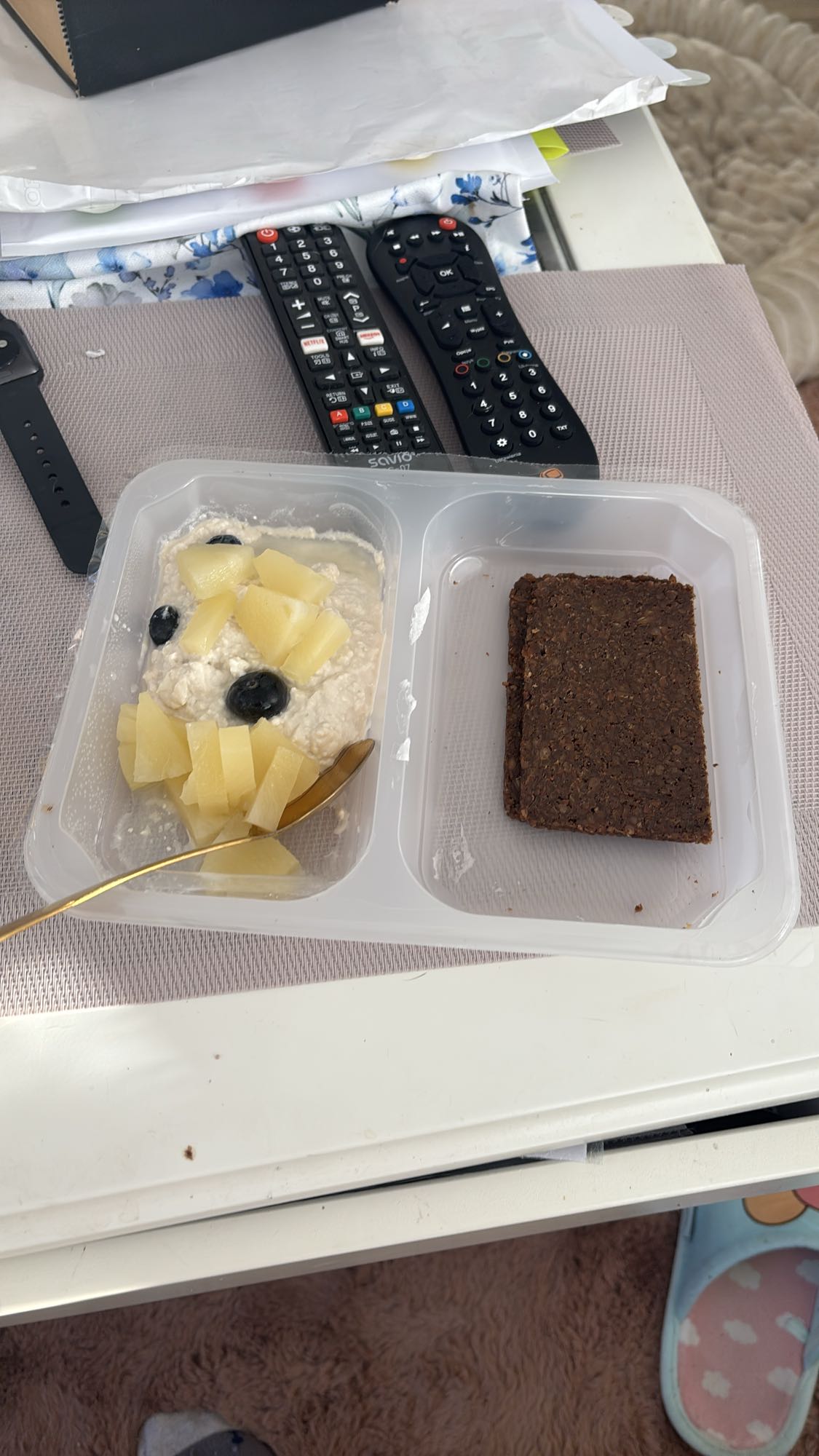 Twaróg z owocami i chleb