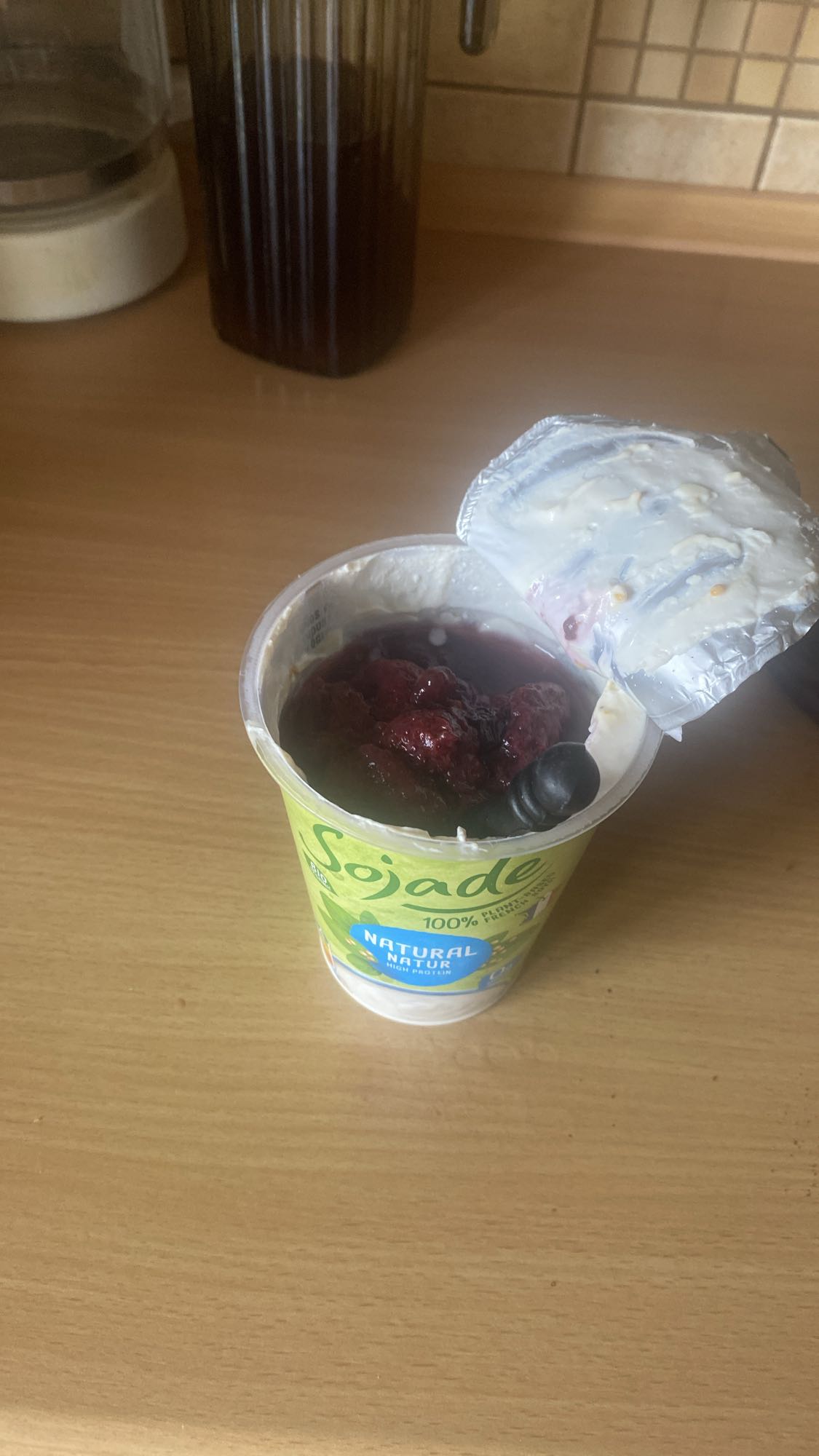 Sojowy jogurt z owocami