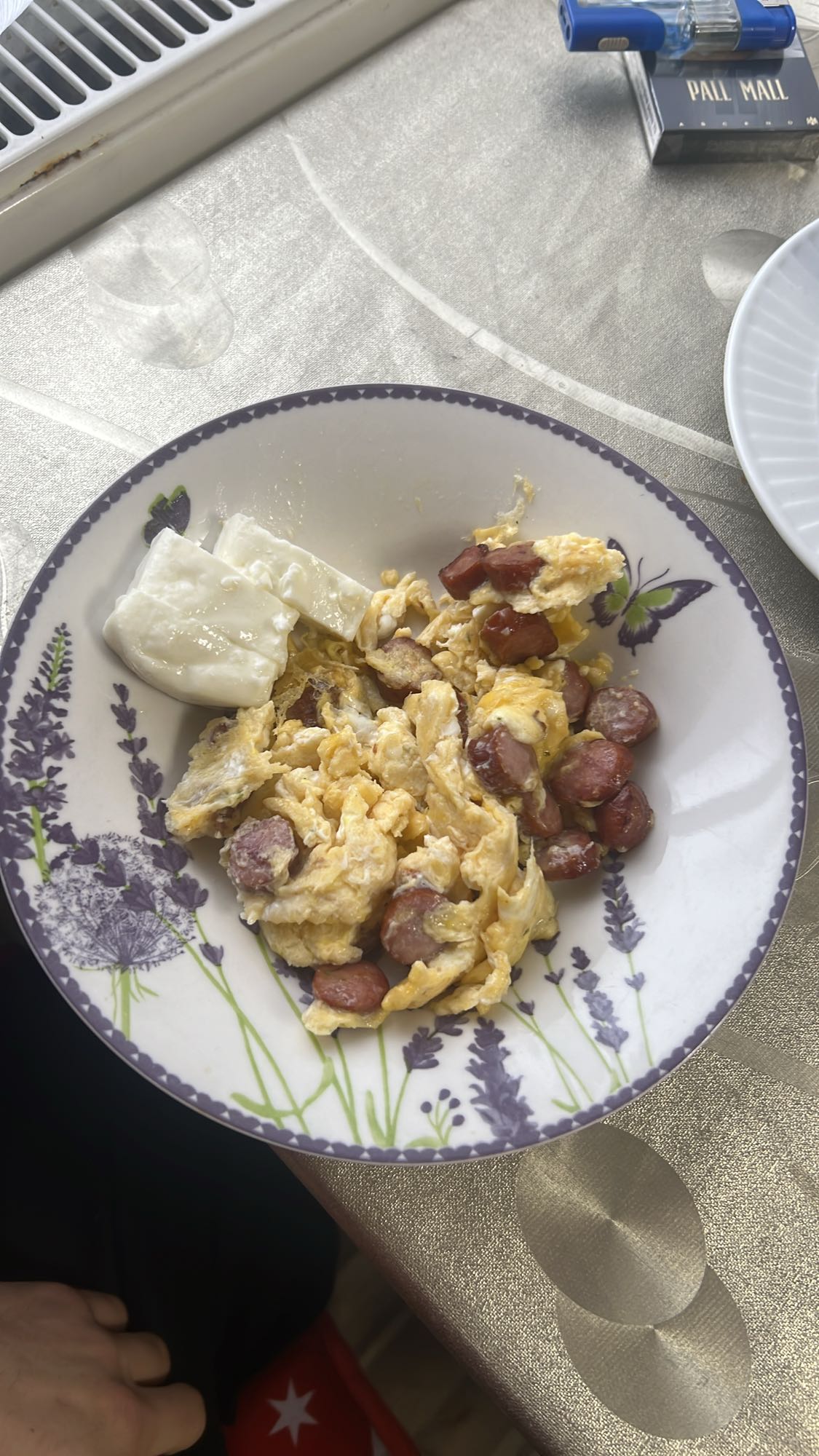 Omletă cu crenvurști și brânză